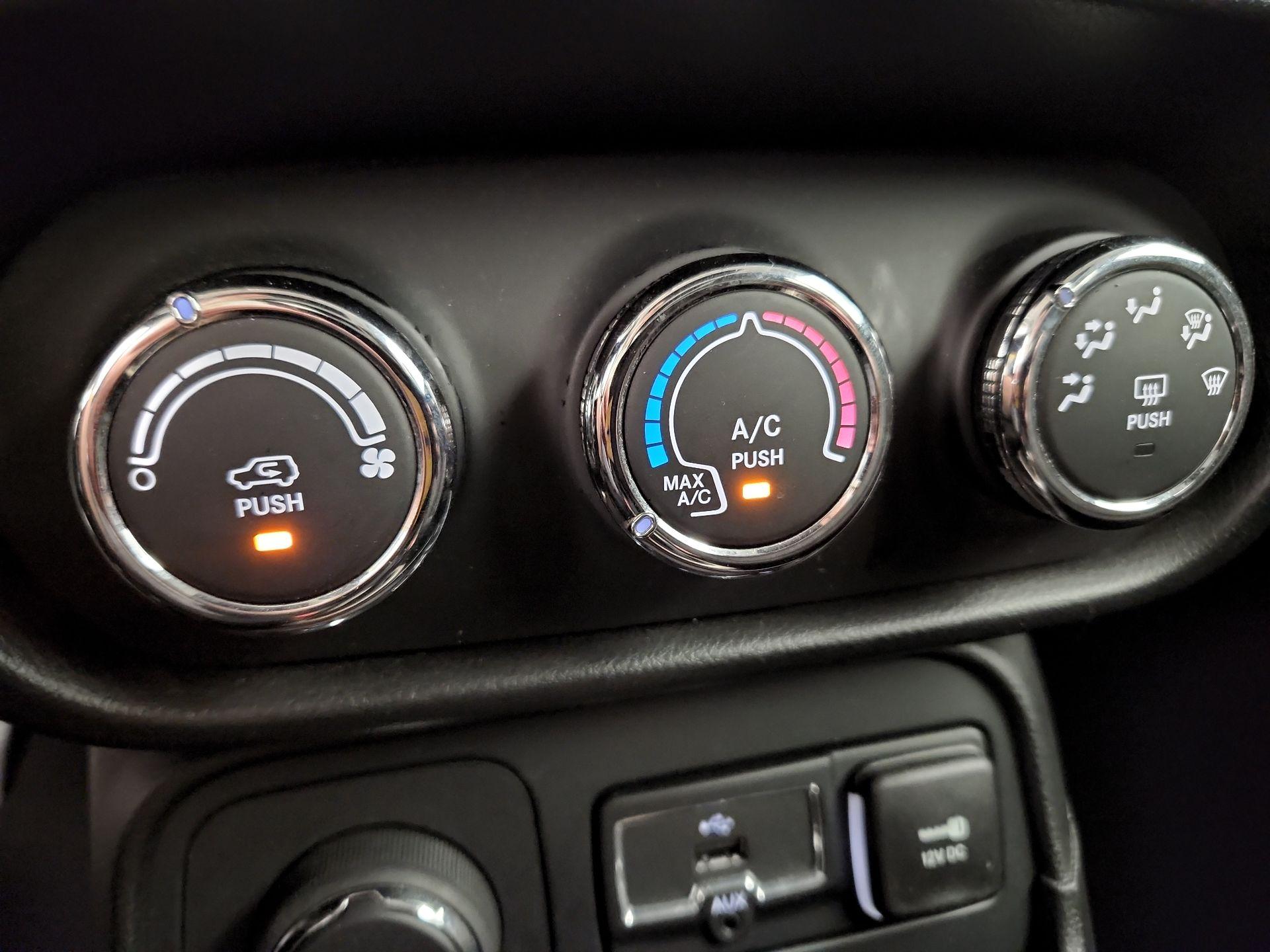 Thumbnail: 2016 Jeep Renegade - 16