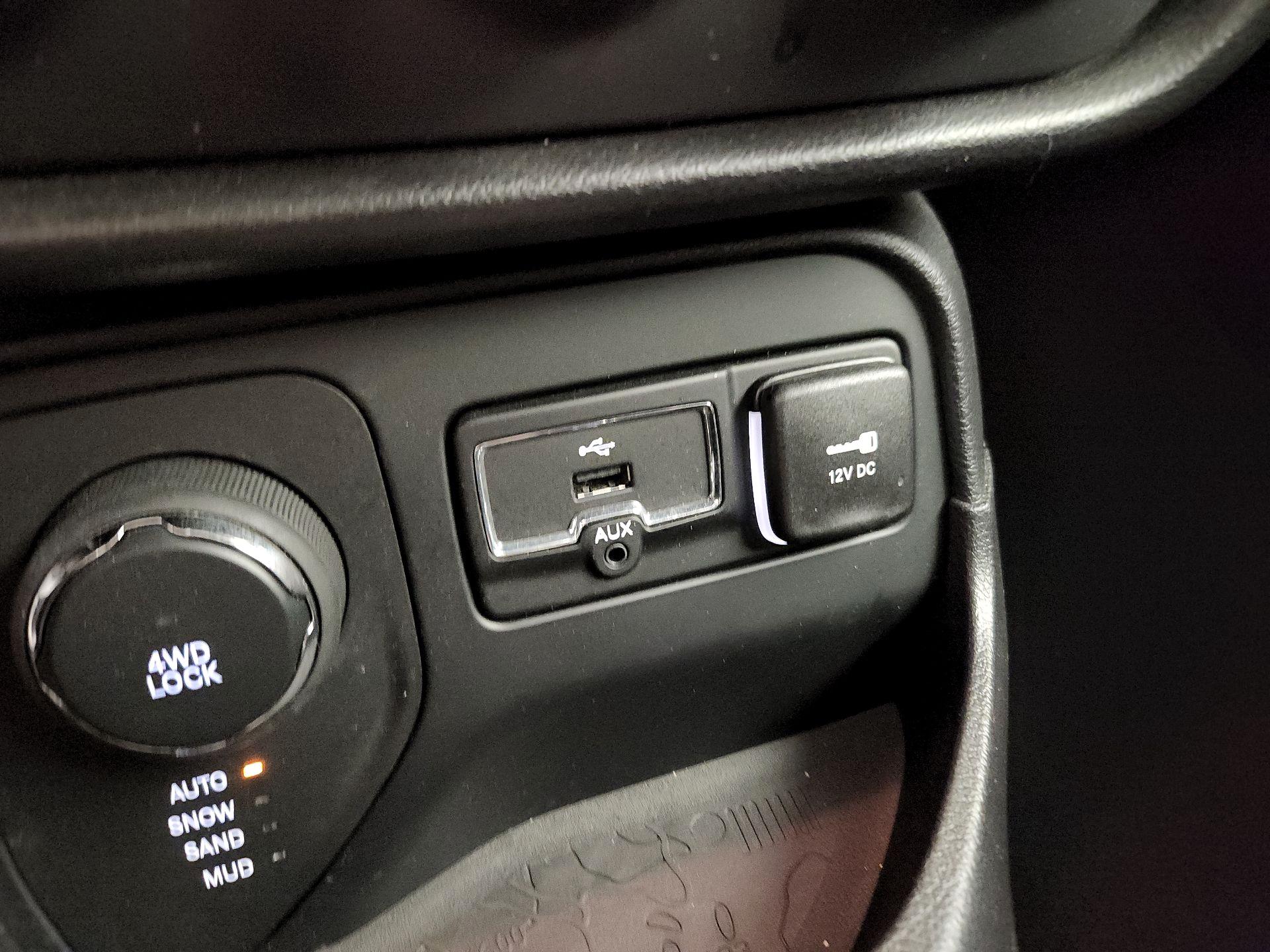 Thumbnail: 2016 Jeep Renegade - 17