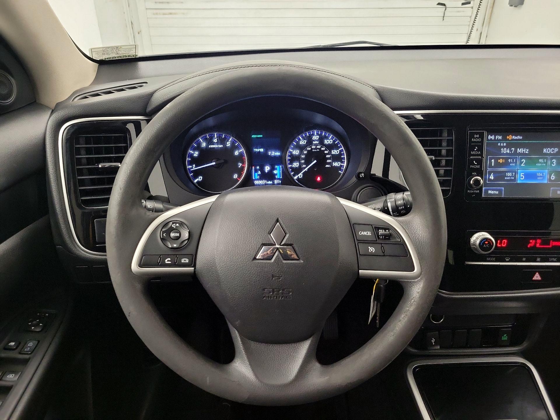 Thumbnail: 2020 Mitsubishi Outlander - 10