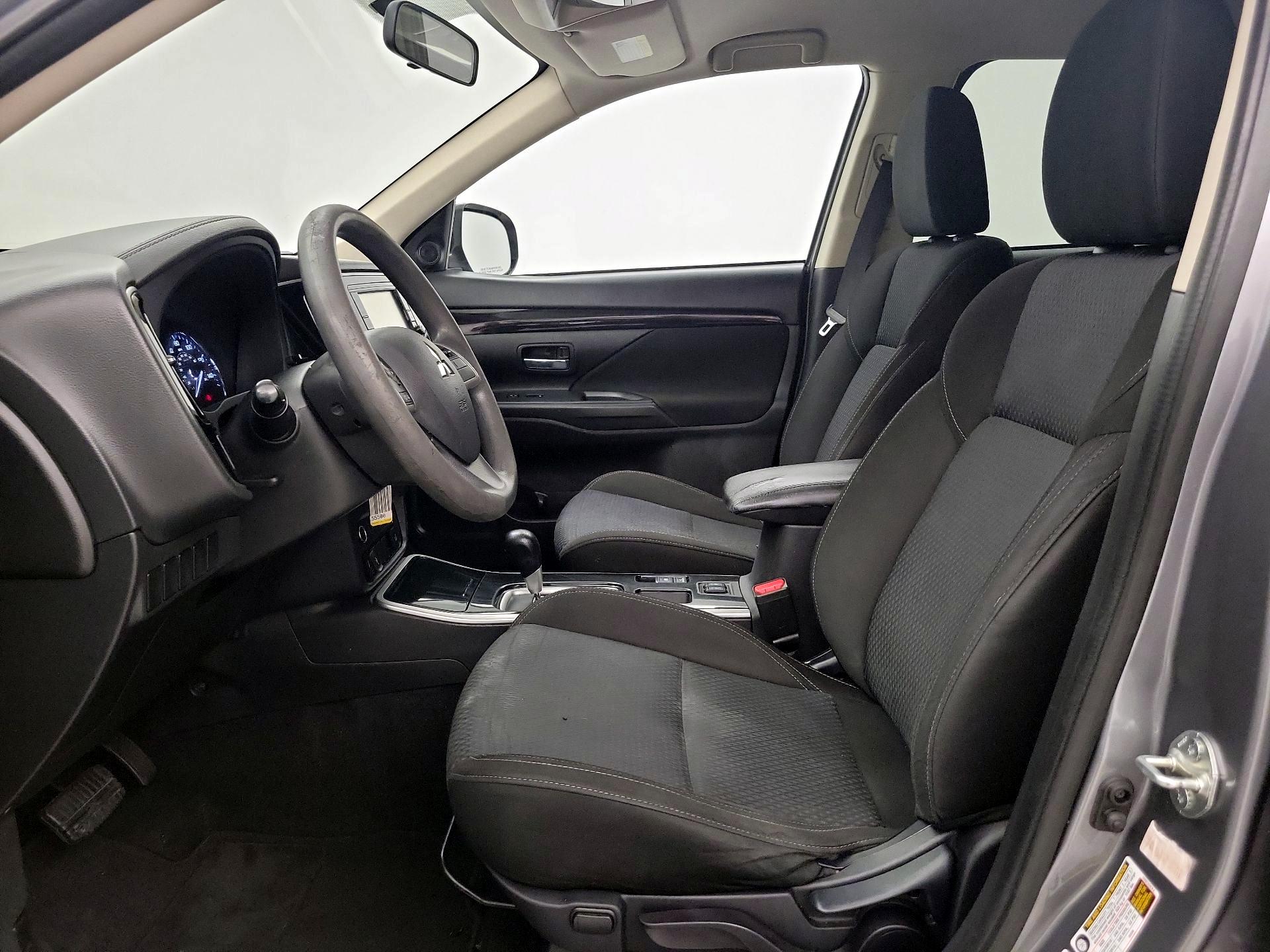 Thumbnail: 2020 Mitsubishi Outlander - 11