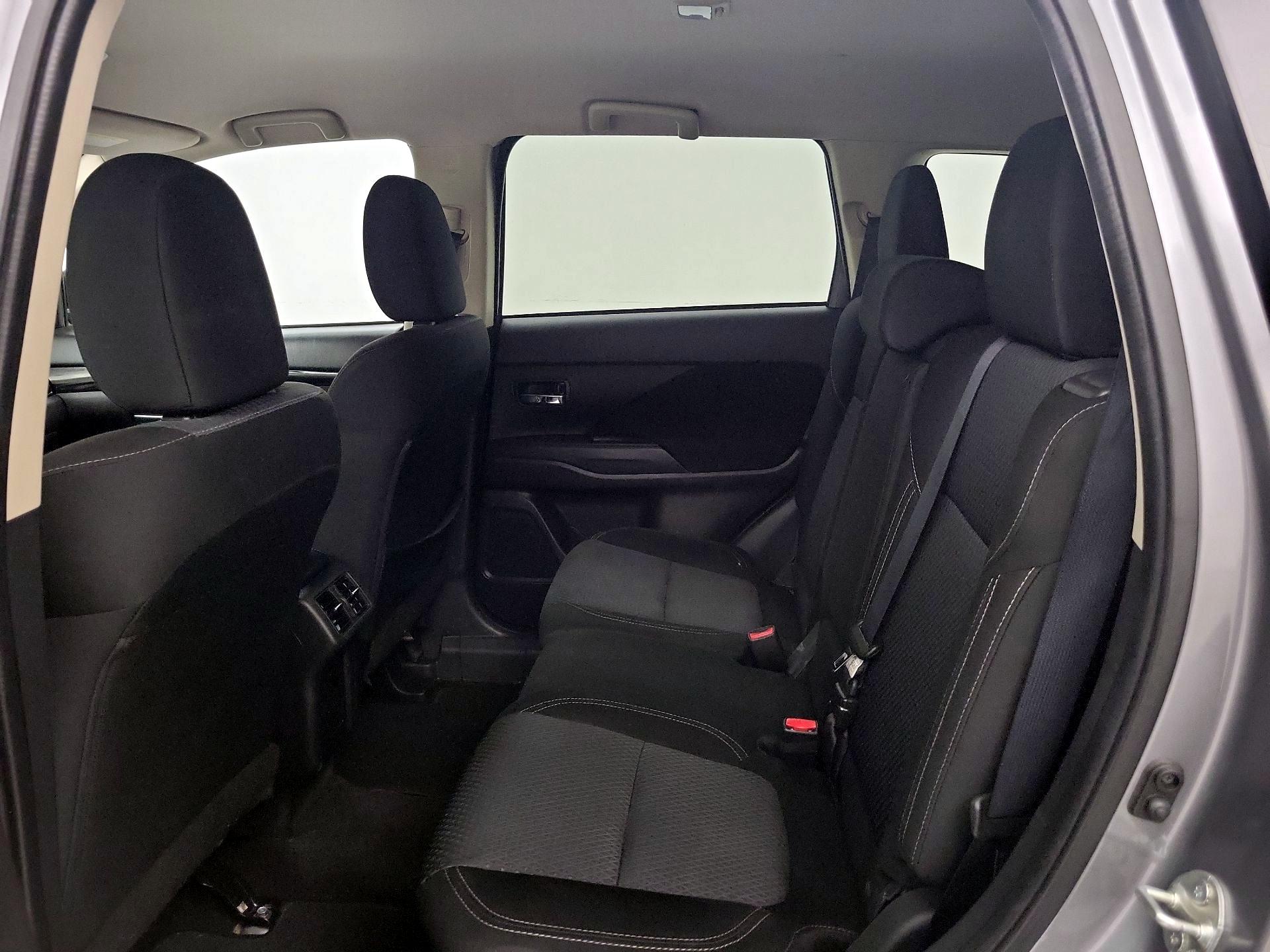 Thumbnail: 2020 Mitsubishi Outlander - 19