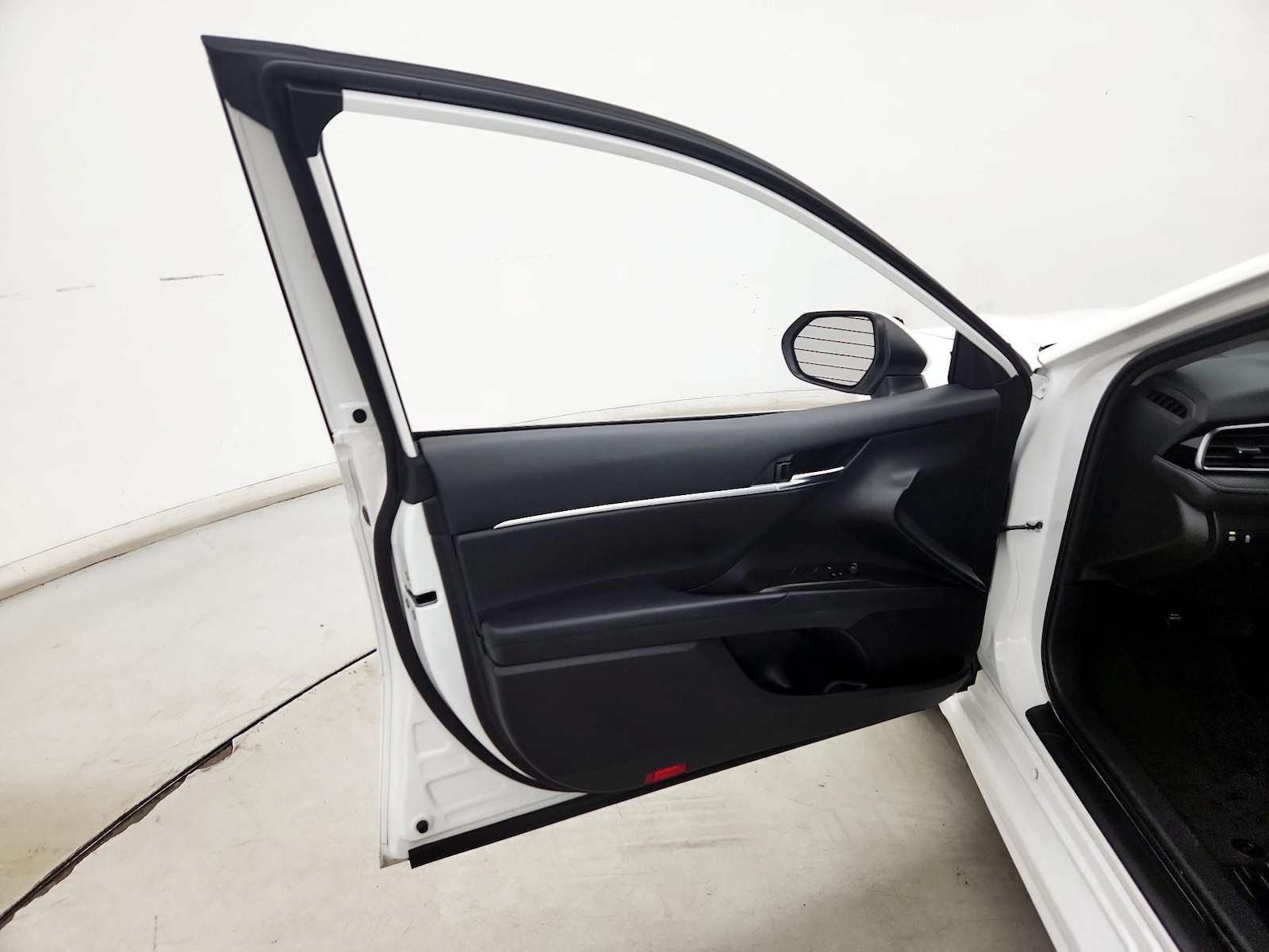 2023 Toyota Camry SE - Photo 13