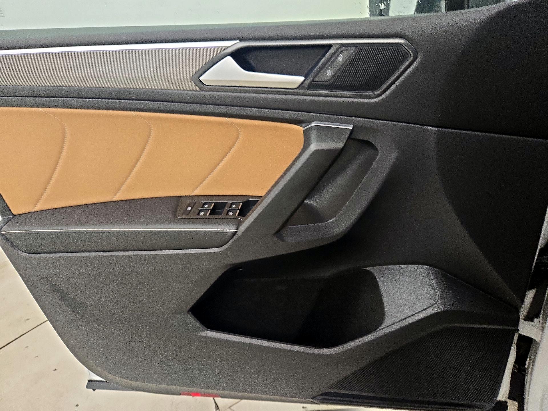 Thumbnail: 2023 Volkswagen Tiguan - 12