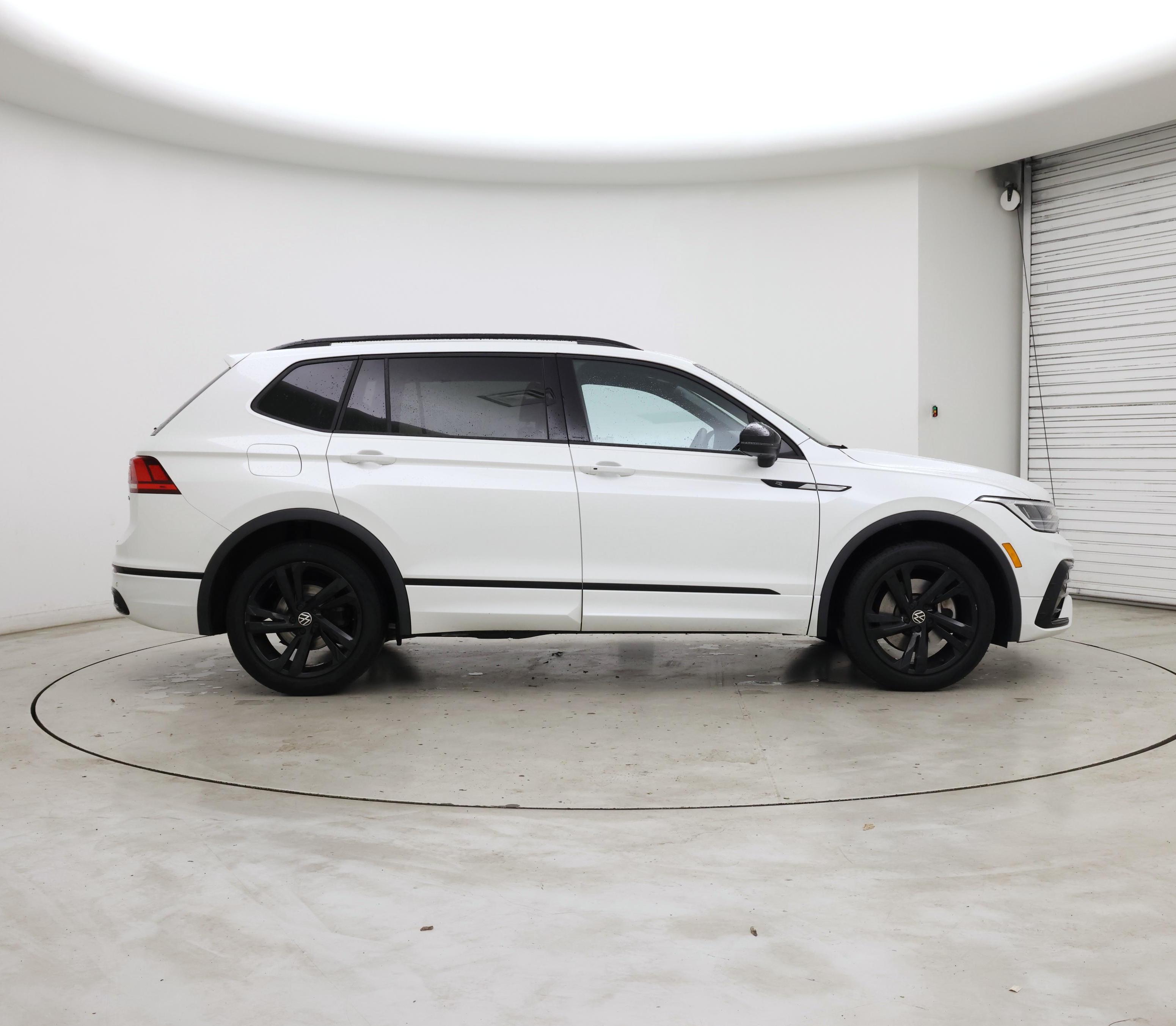 Thumbnail: 2023 Volkswagen Tiguan - 7