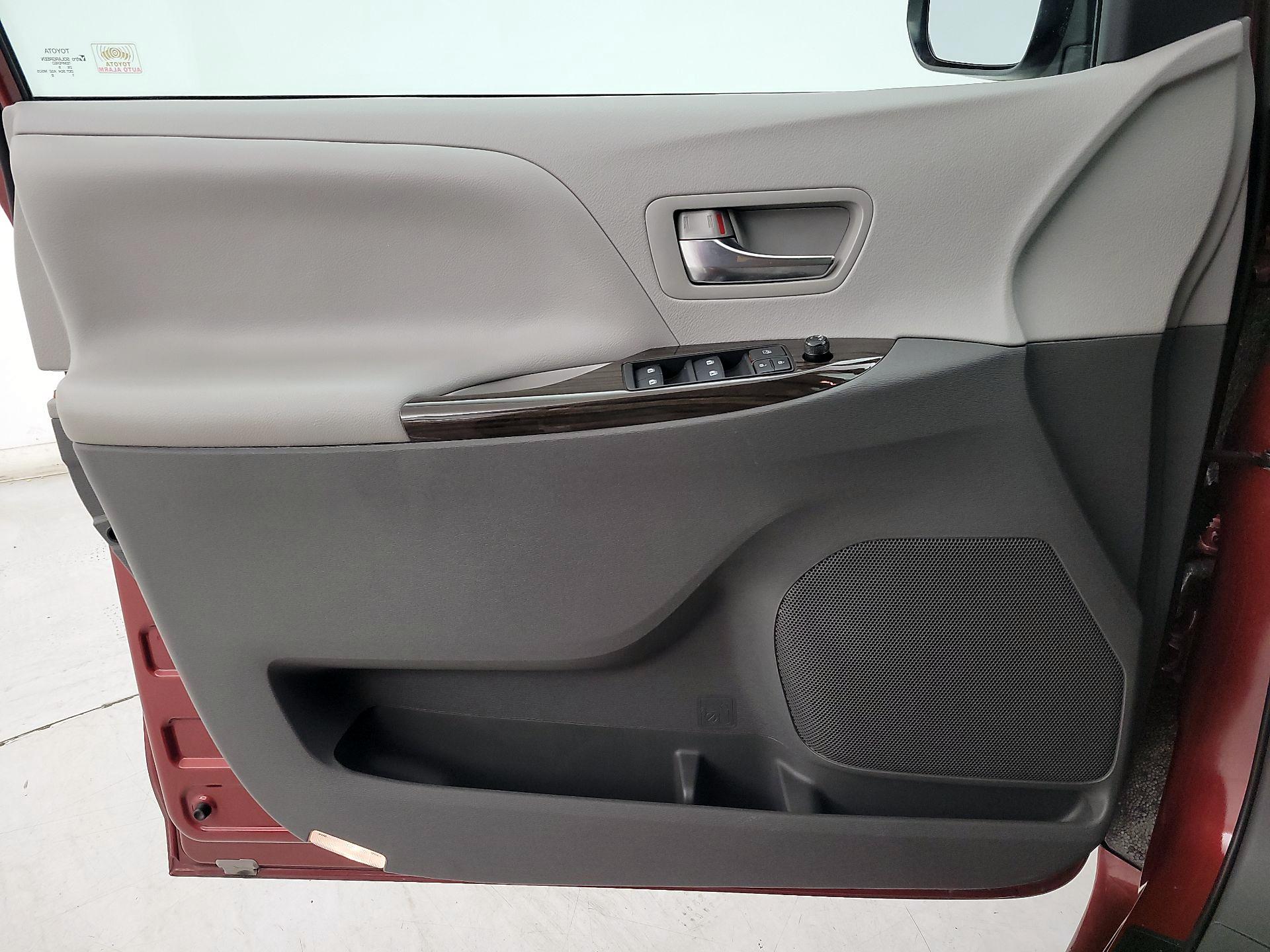 Thumbnail: 2020 Toyota Sienna - 12