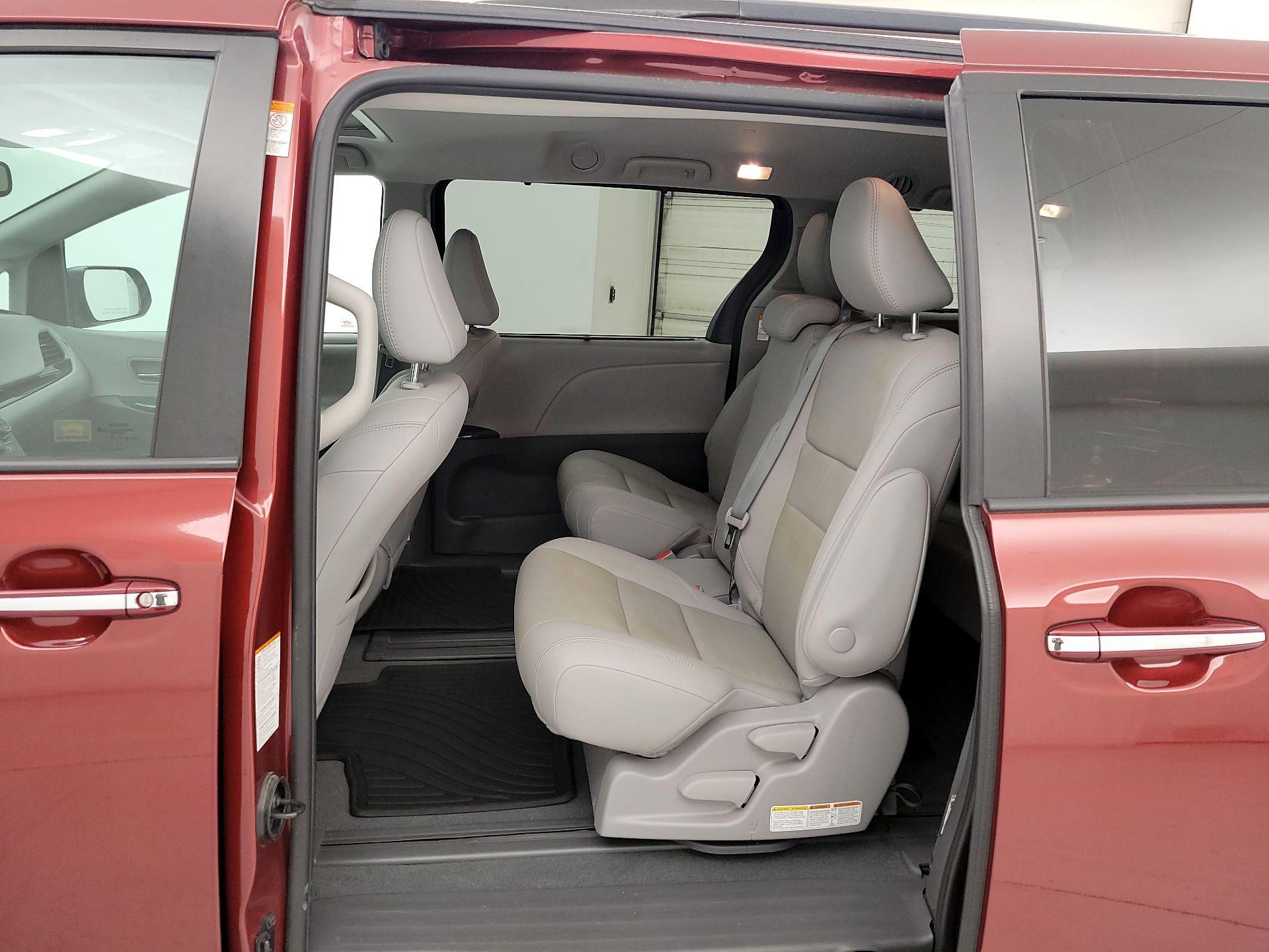 Thumbnail: 2020 Toyota Sienna - 18
