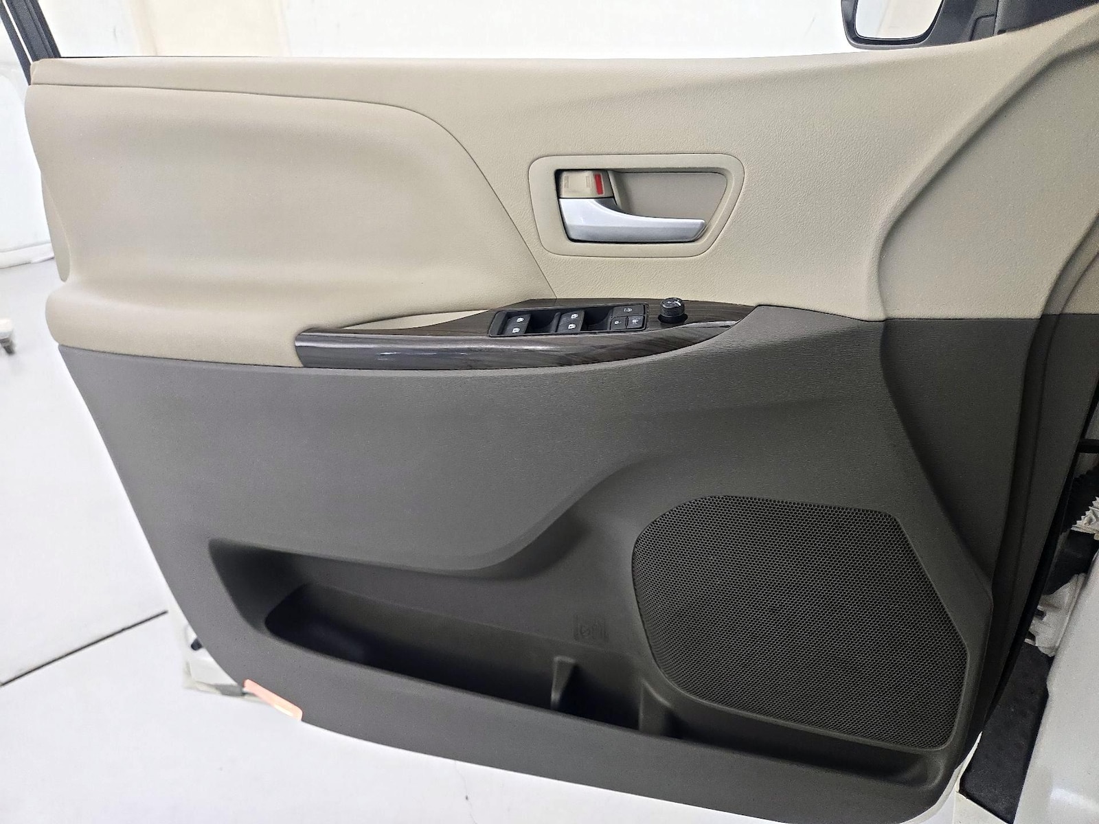 2015 Toyota Sienna XLE - Photo 13