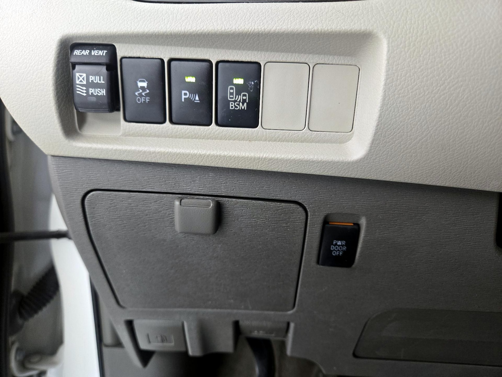 2015 Toyota Sienna XLE - Photo 14