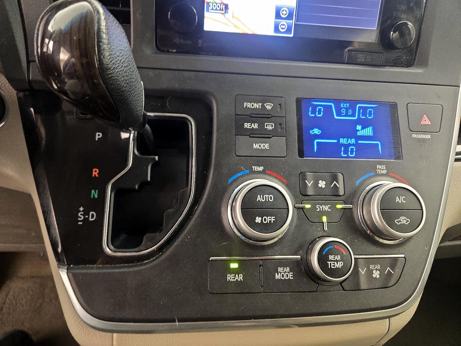 2015 Toyota Sienna XLE - Photo 18
