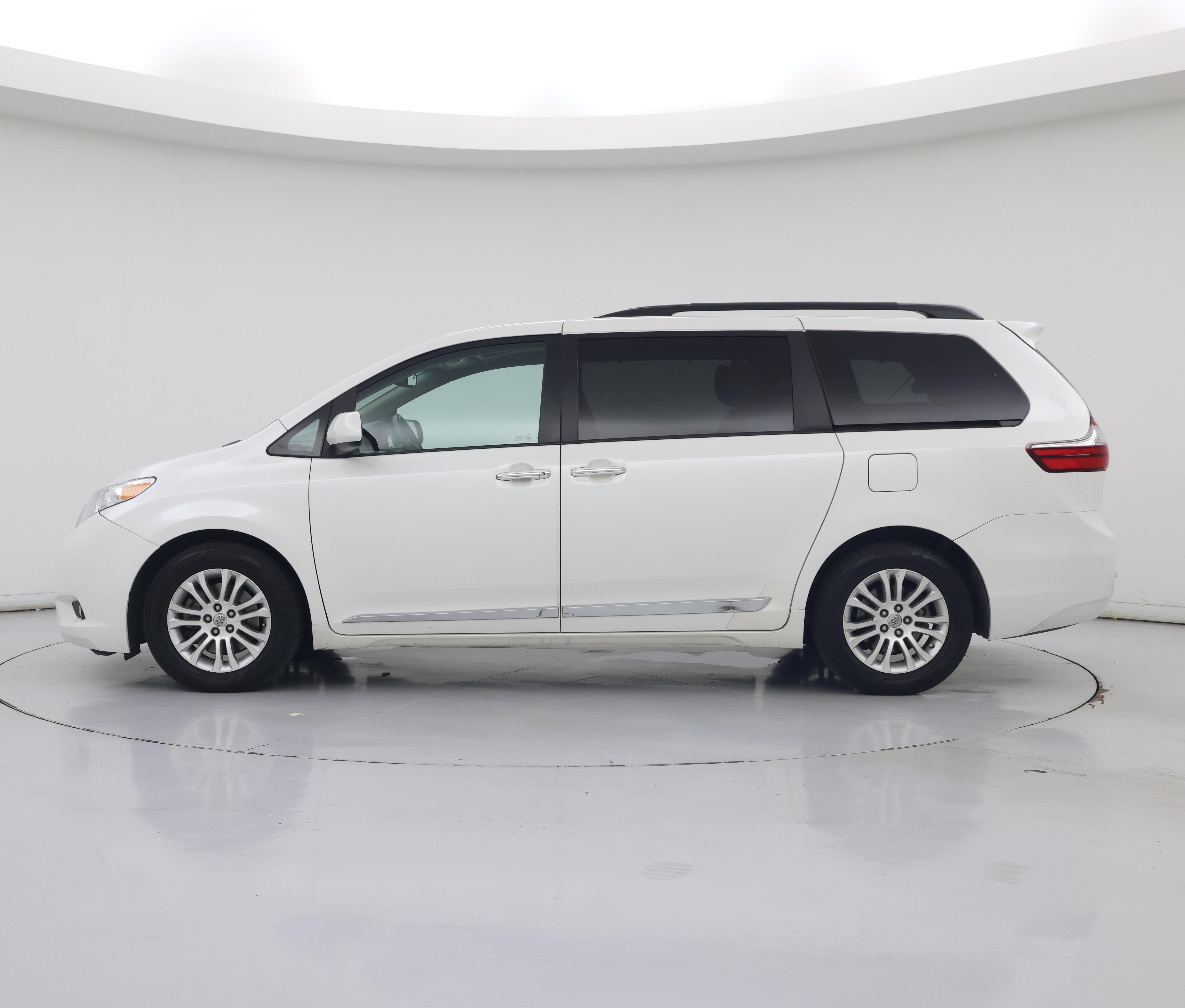 Thumbnail: 2015 Toyota Sienna - 3