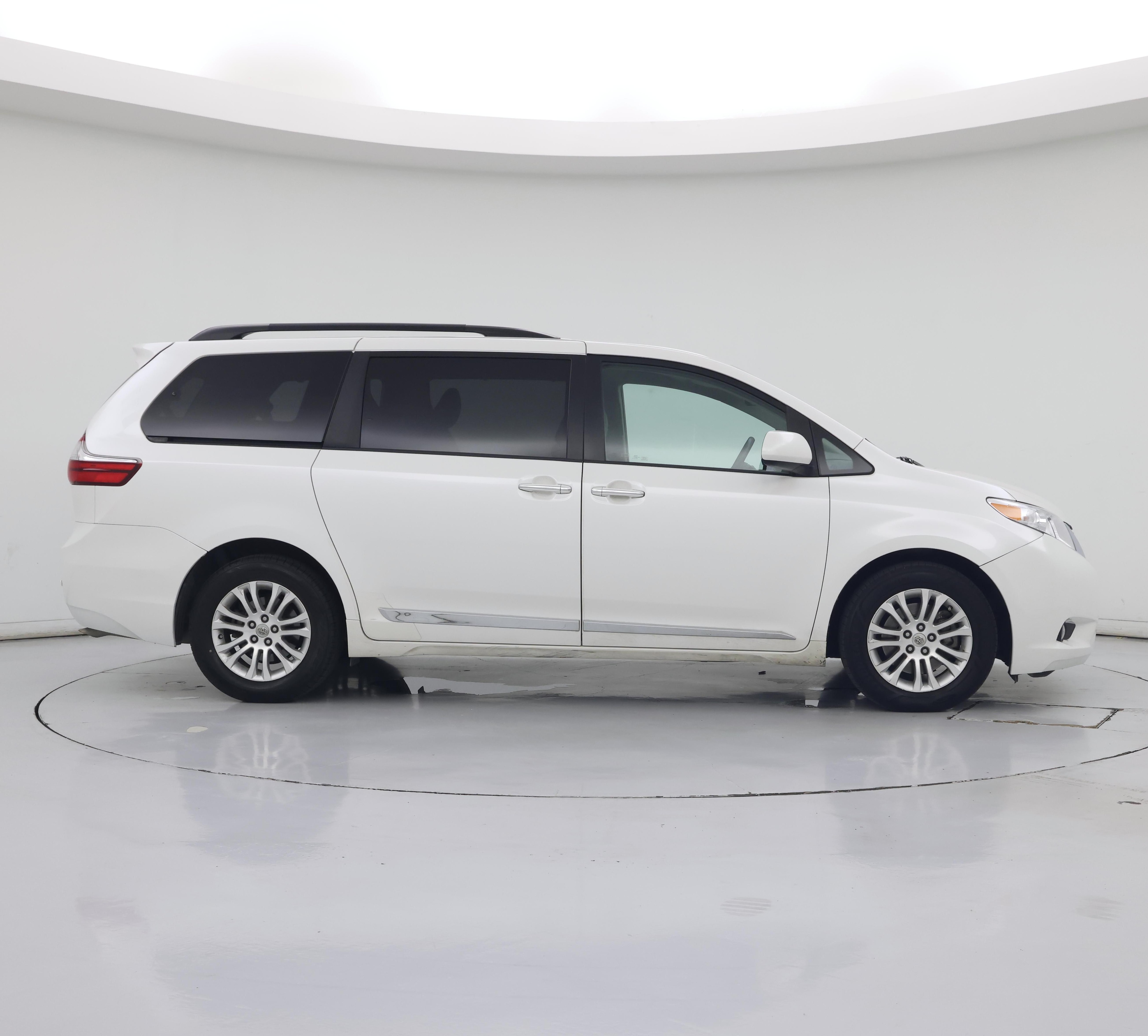 Thumbnail: 2015 Toyota Sienna - 7
