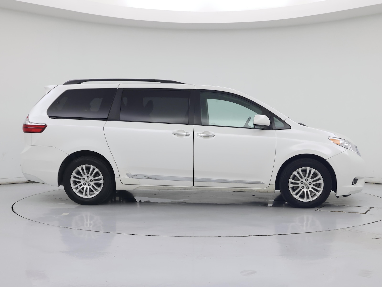 2015 Toyota Sienna XLE - Photo 8