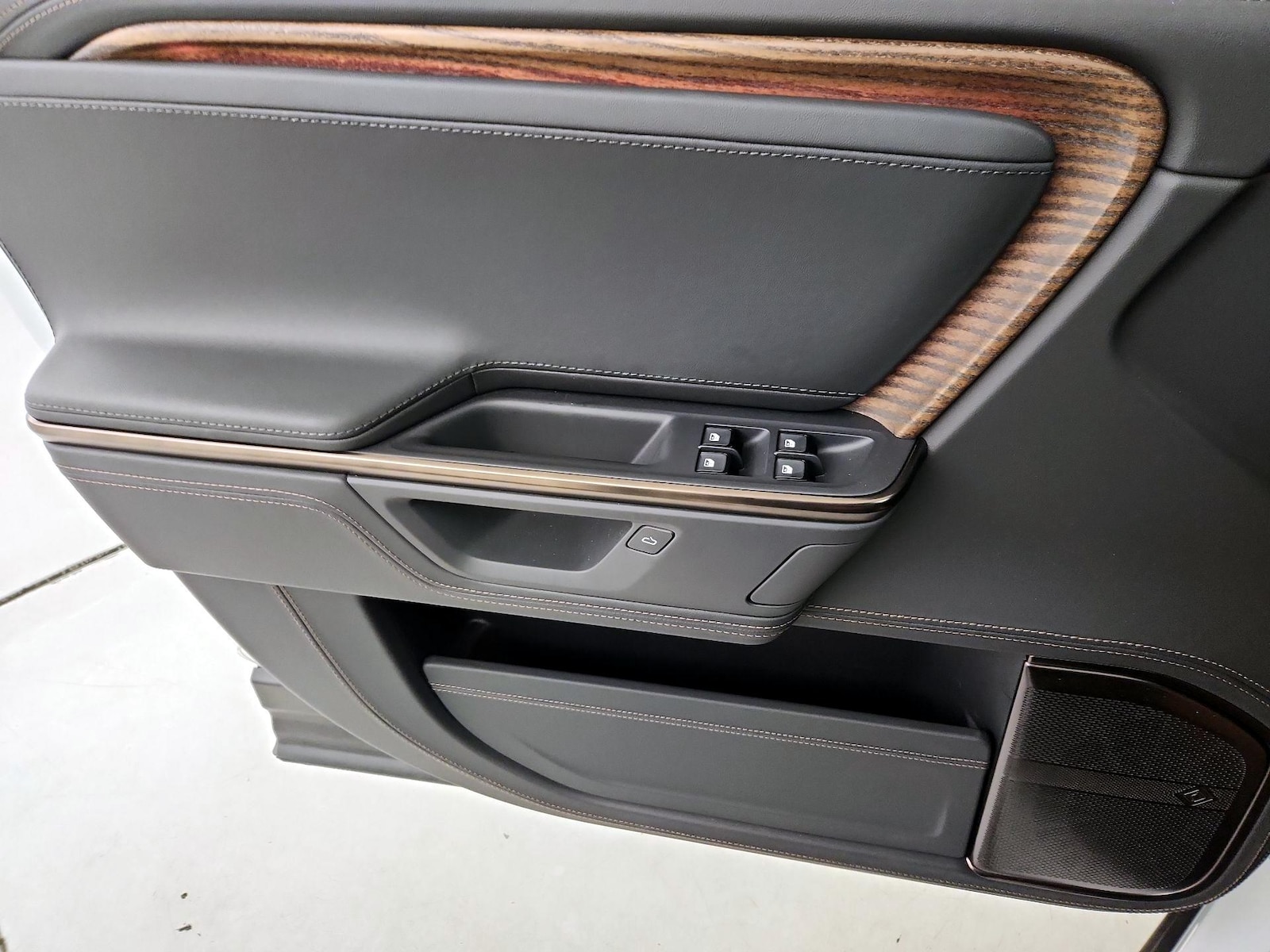 2025 Rivian R1S Ascend - Photo 13
