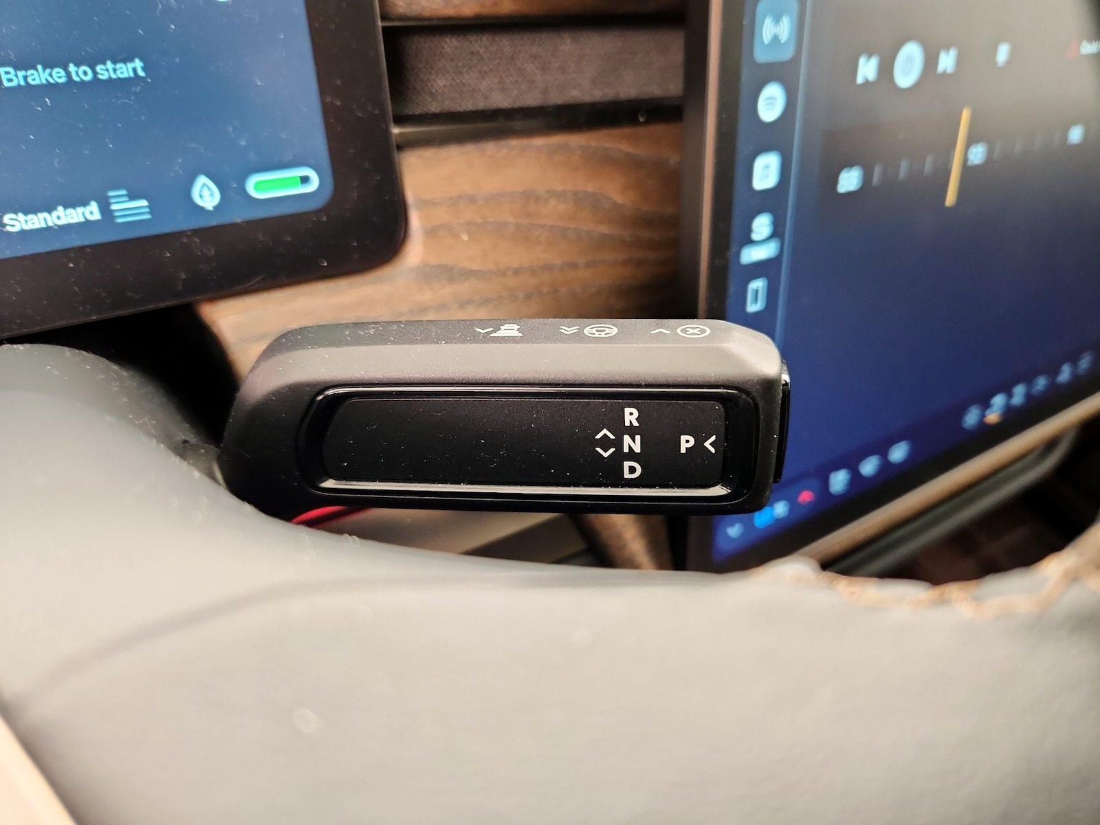 2025 Rivian R1S Ascend - Photo 18