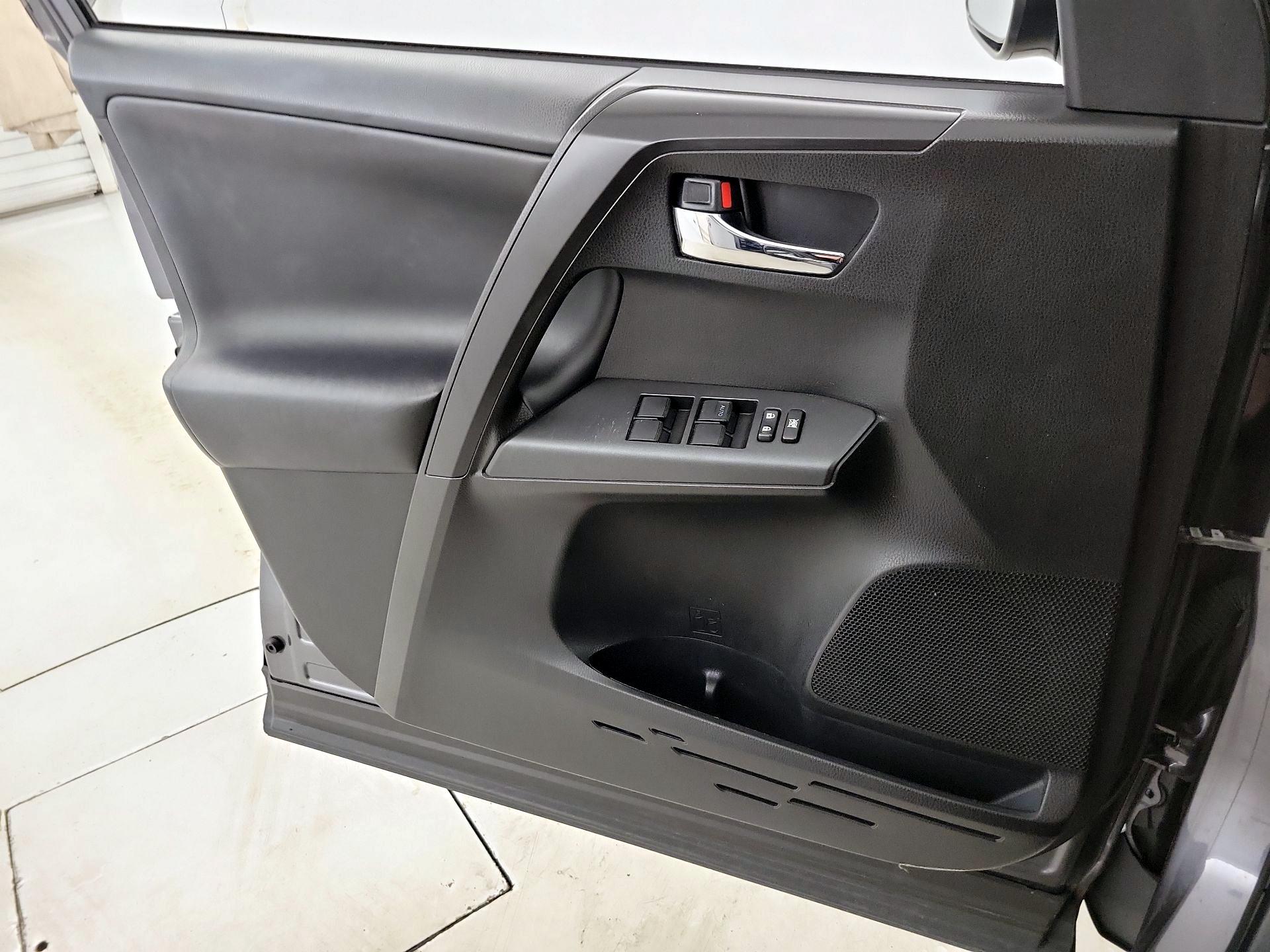 Thumbnail: 2018 Toyota RAV4 - 12