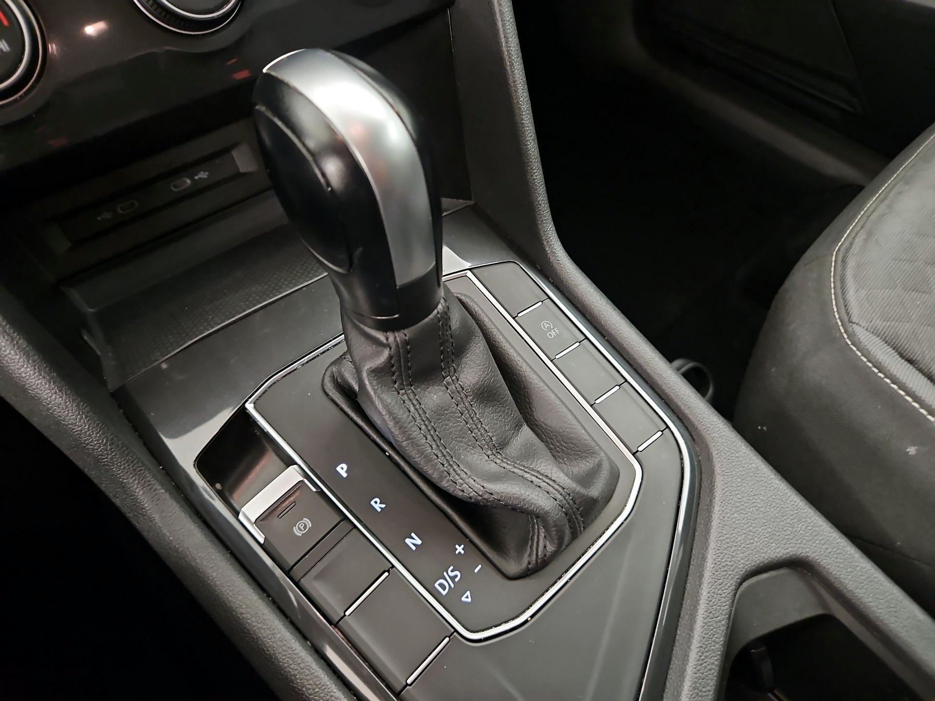 Thumbnail: 2021 Volkswagen Tiguan - 17
