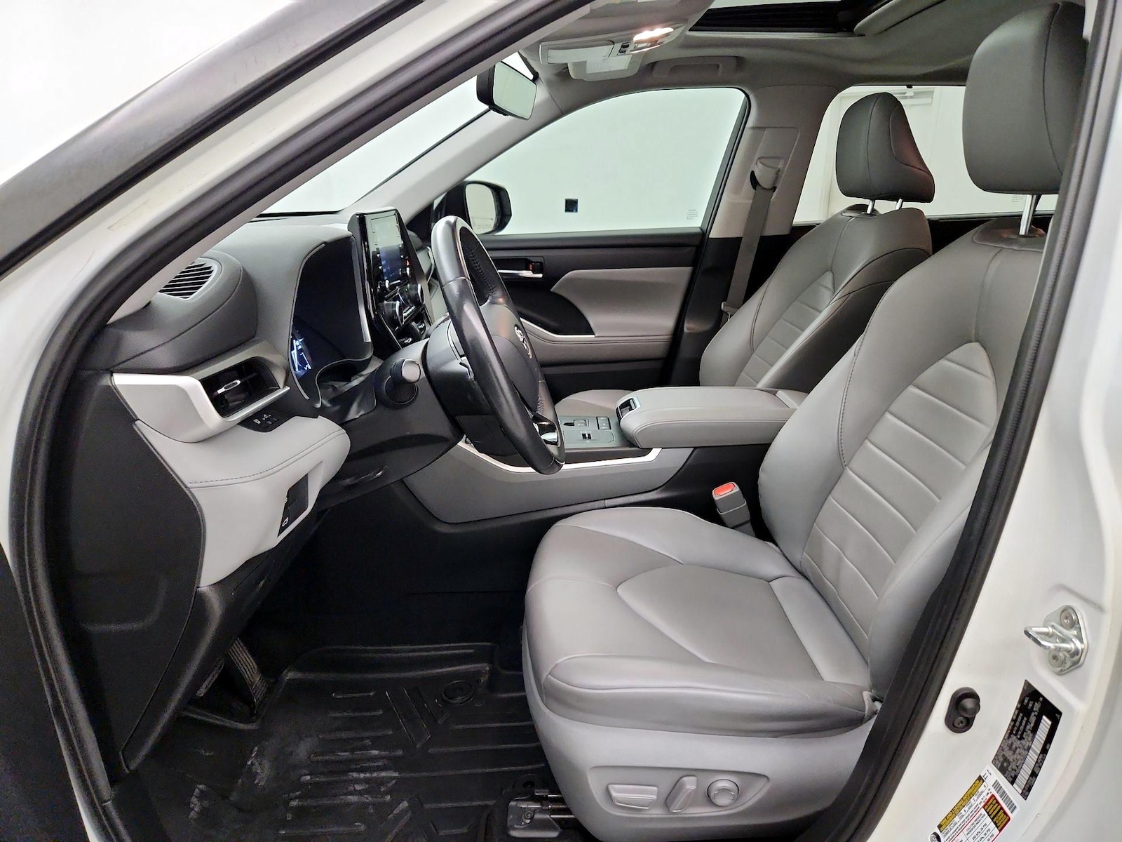 2021 Toyota Highlander XLE - Photo 12