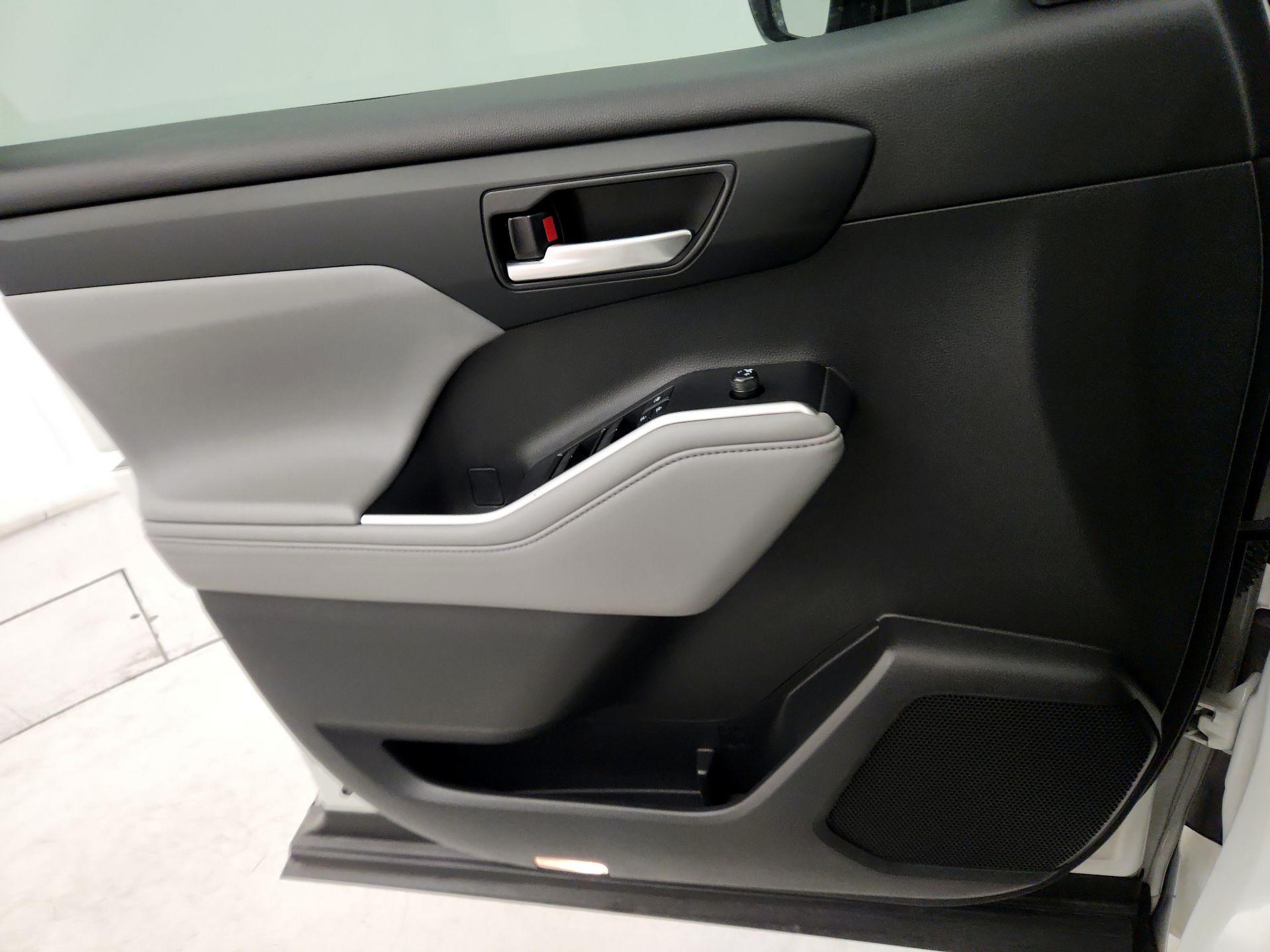 Thumbnail: 2021 Toyota Highlander - 12