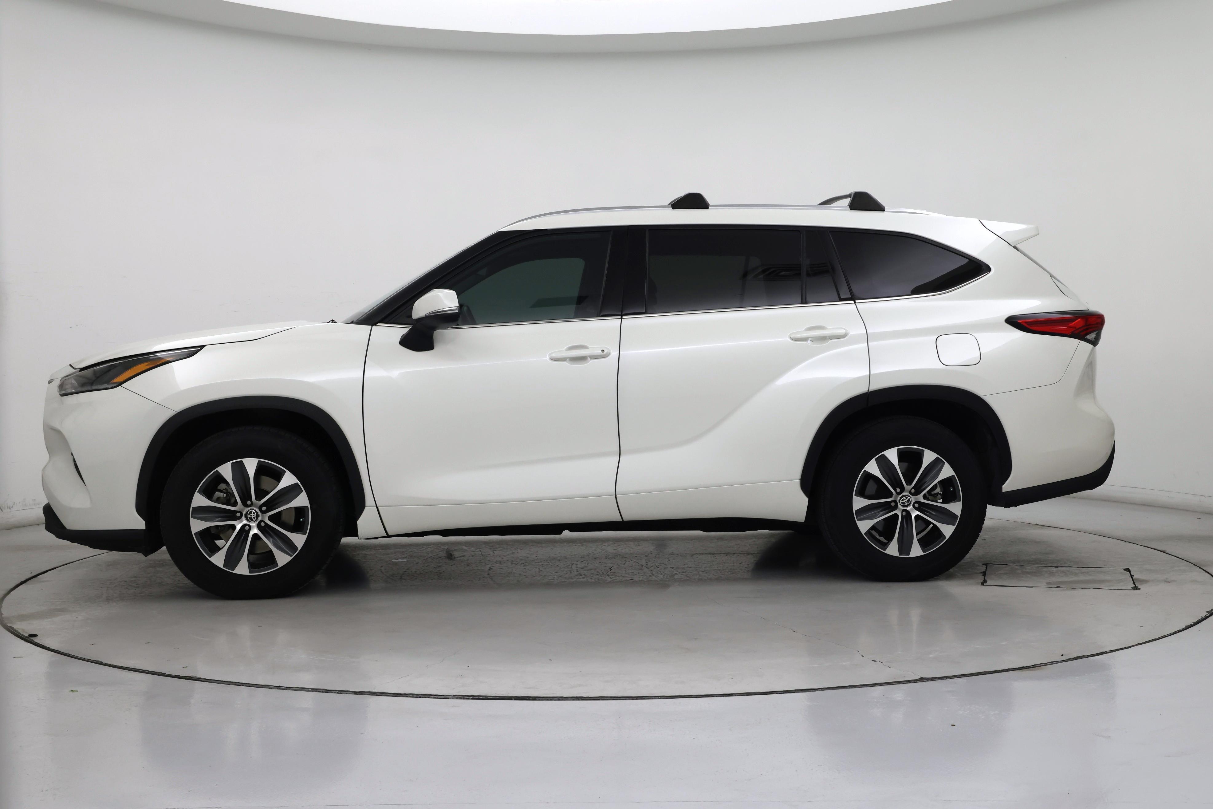 Thumbnail: 2021 Toyota Highlander - 3