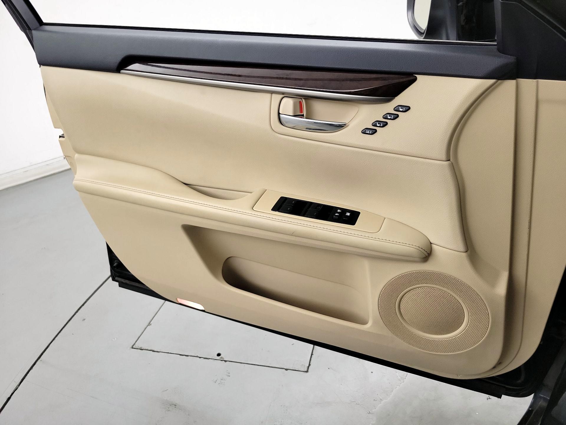 Thumbnail: 2014 Lexus ES - 10