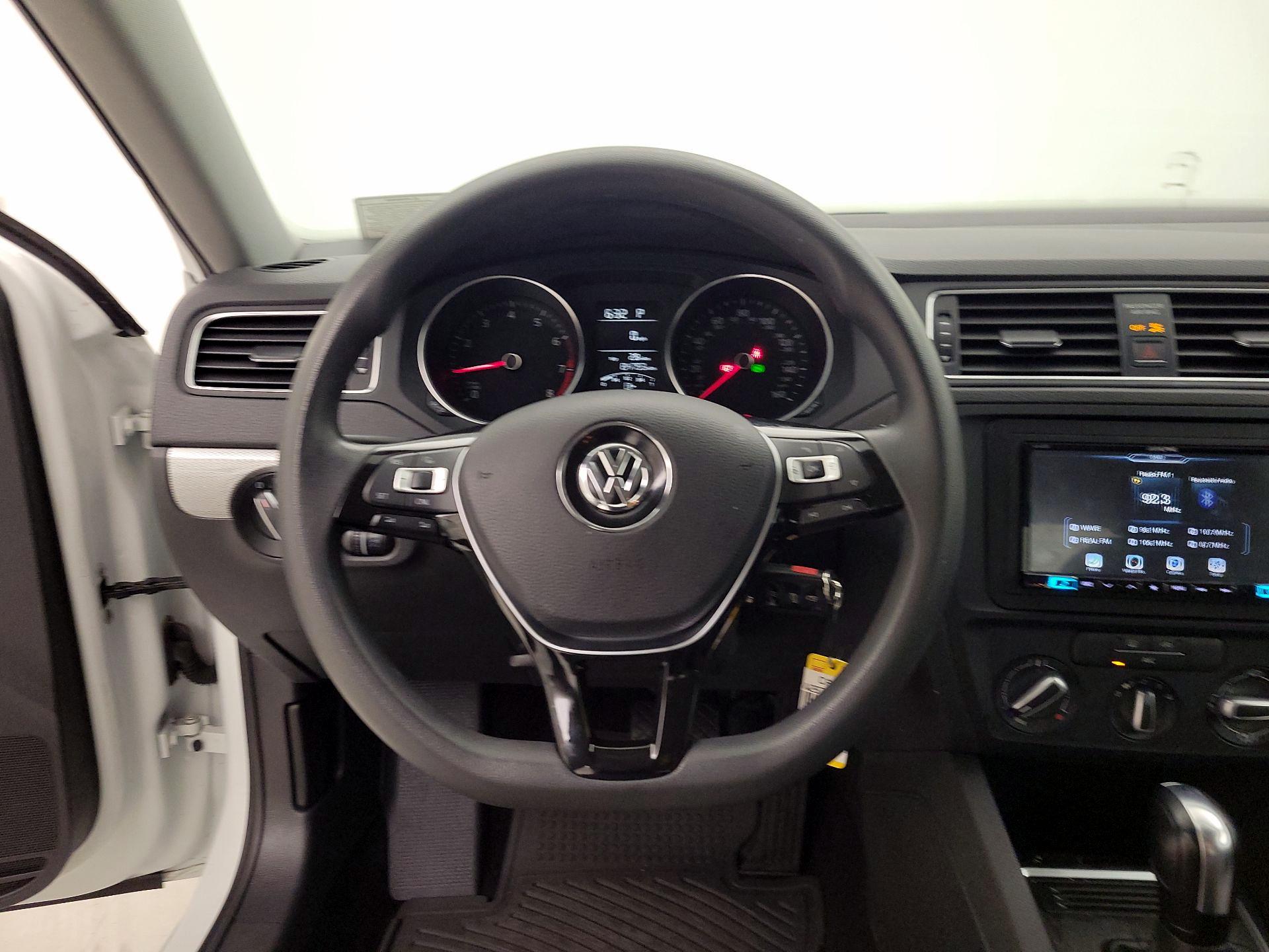 Thumbnail: 2017 Volkswagen Jetta - 10
