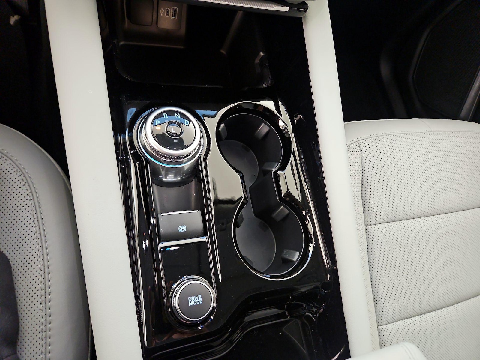 2025 Ford Explorer Platinum - Photo 18