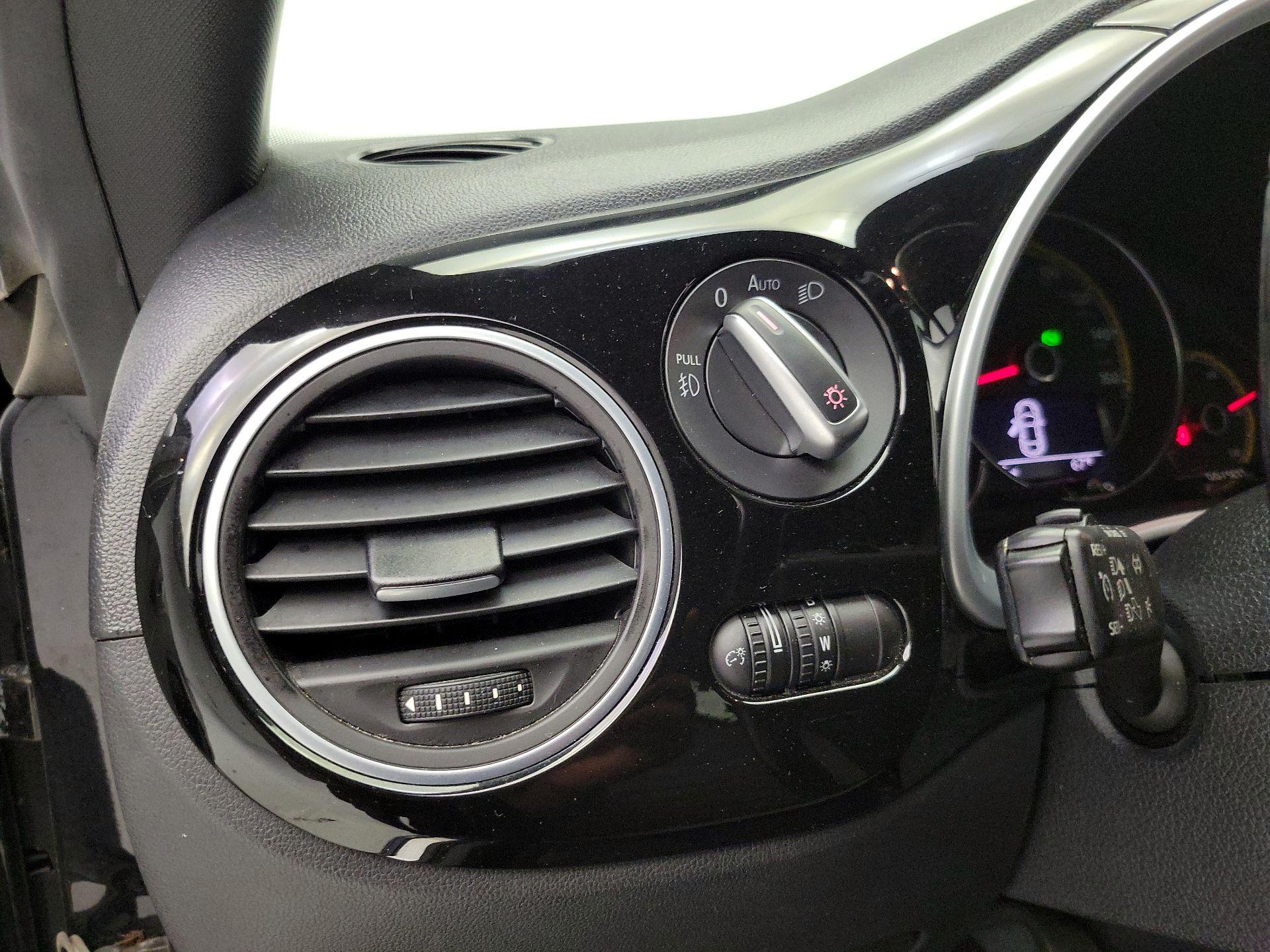 Thumbnail: 2016 Volkswagen Beetle - 13