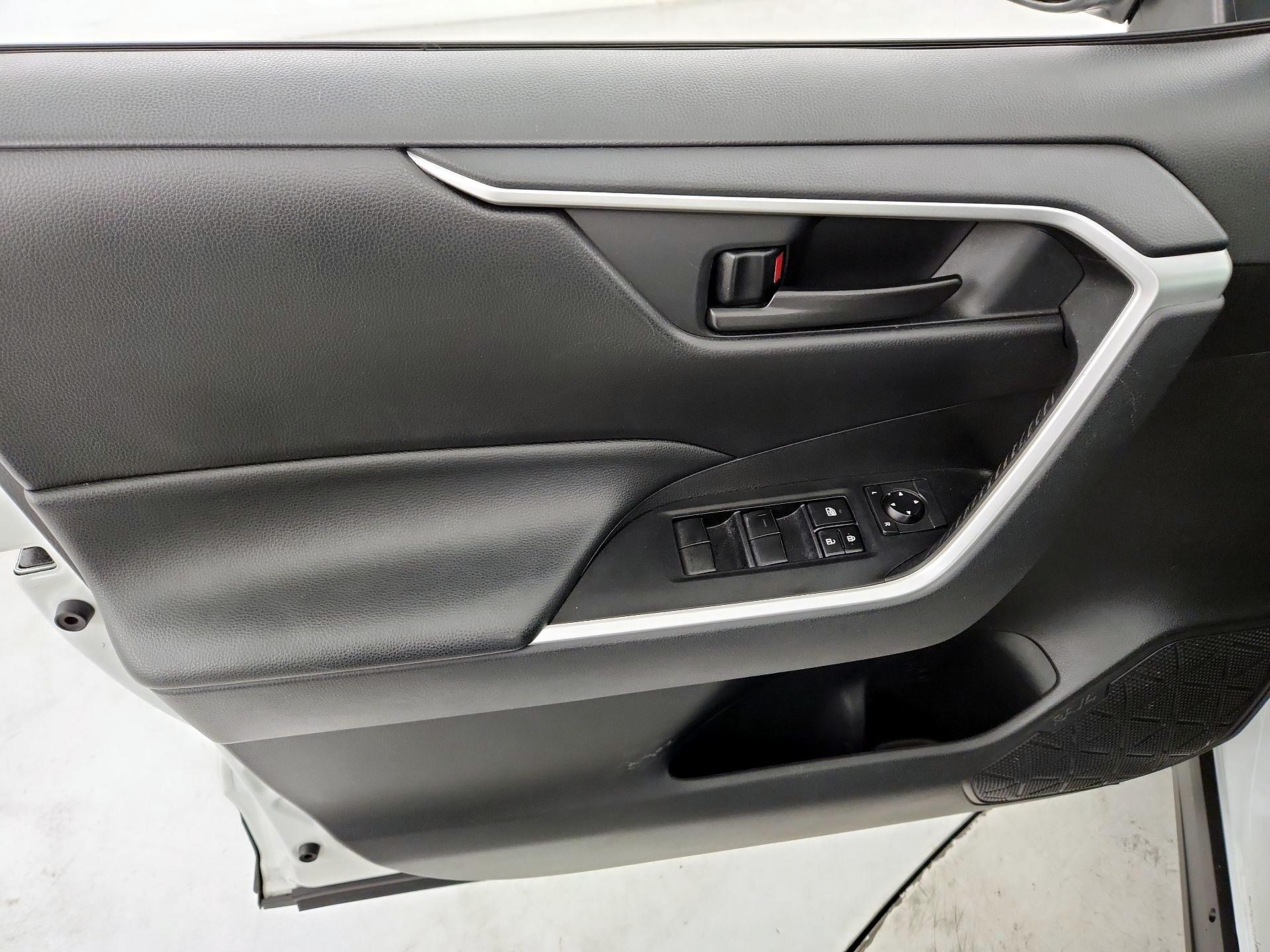 Thumbnail: 2019 Toyota RAV4 - 10