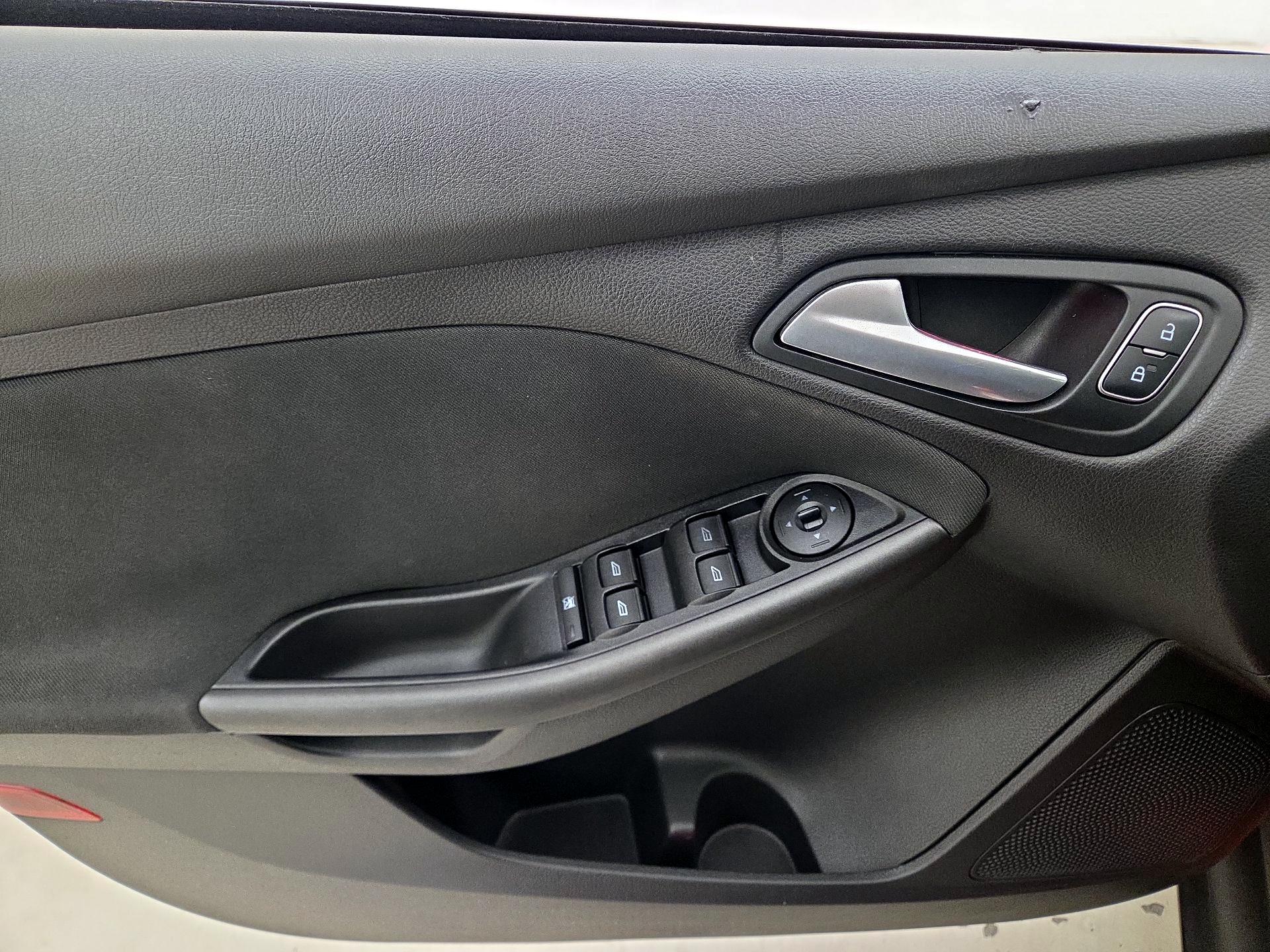 Thumbnail: 2015 Ford Focus - 12