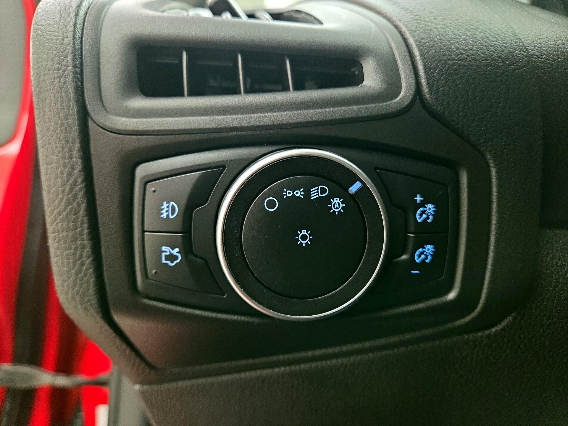 Thumbnail: 2015 Ford Focus - 13