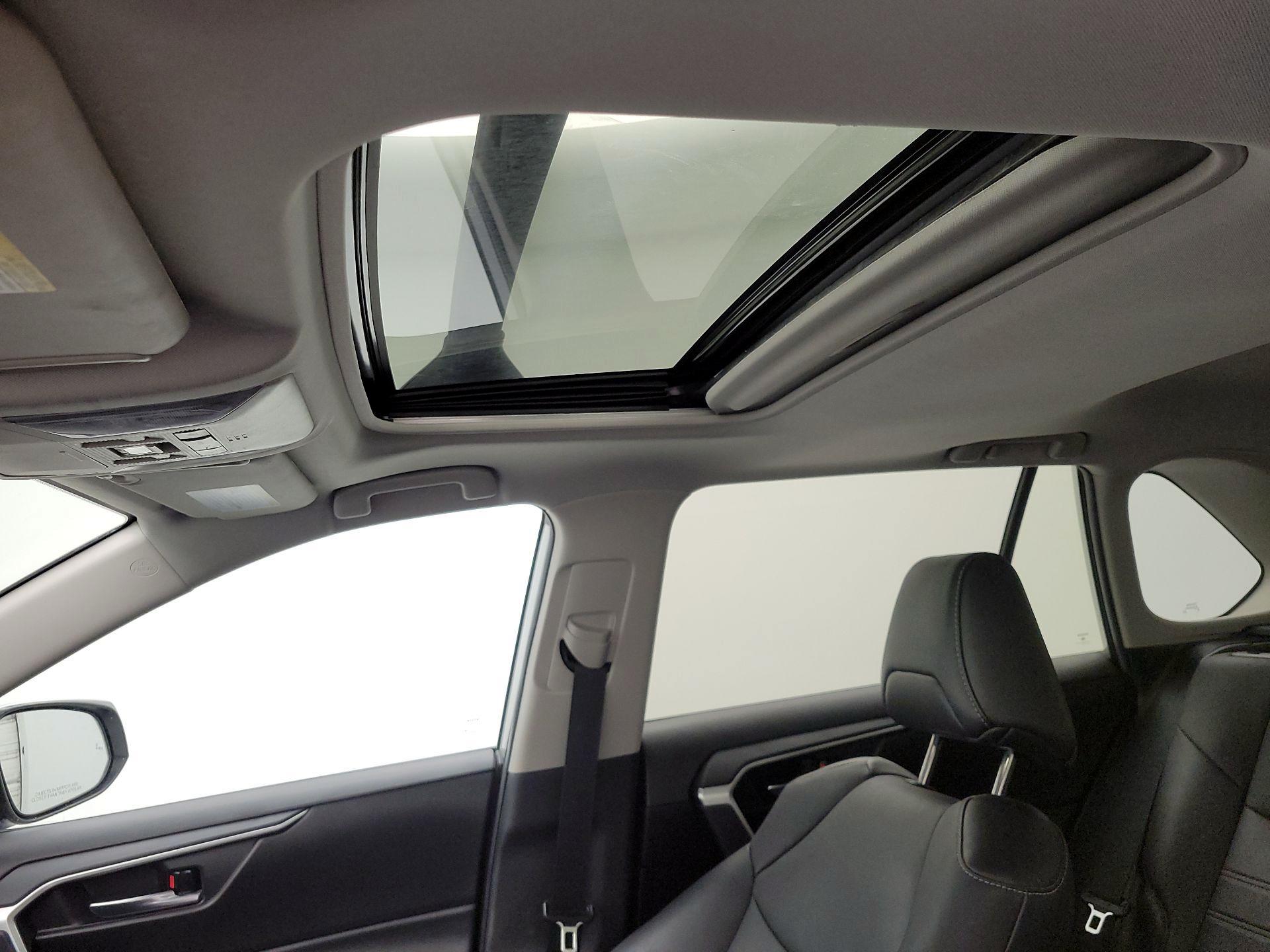 Thumbnail: 2021 Toyota RAV4 - 19
