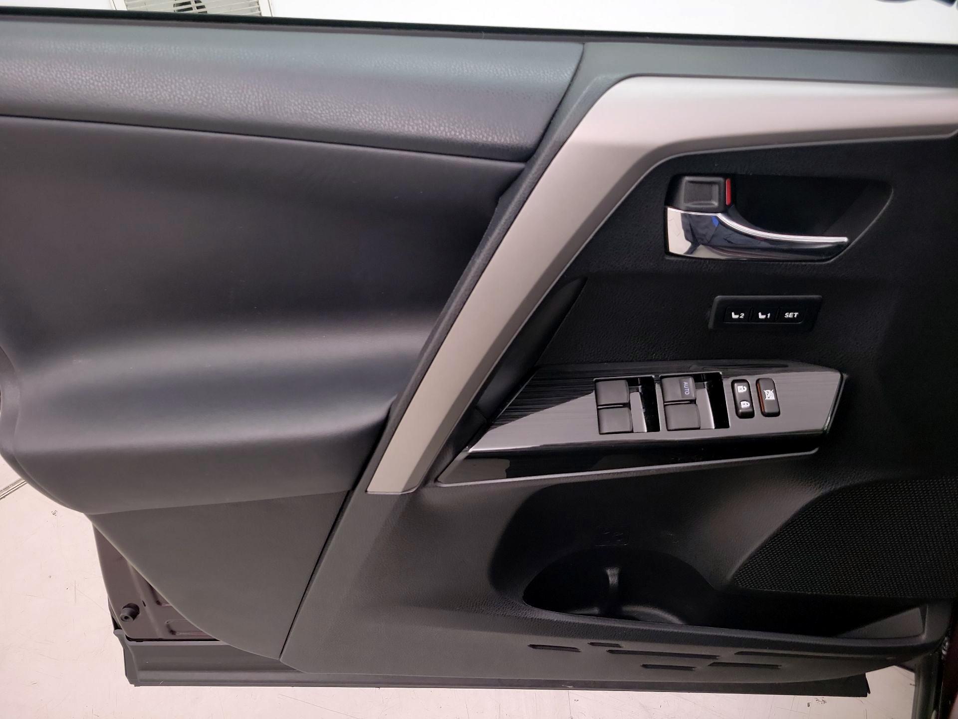Thumbnail: 2016 Toyota RAV4 - 12