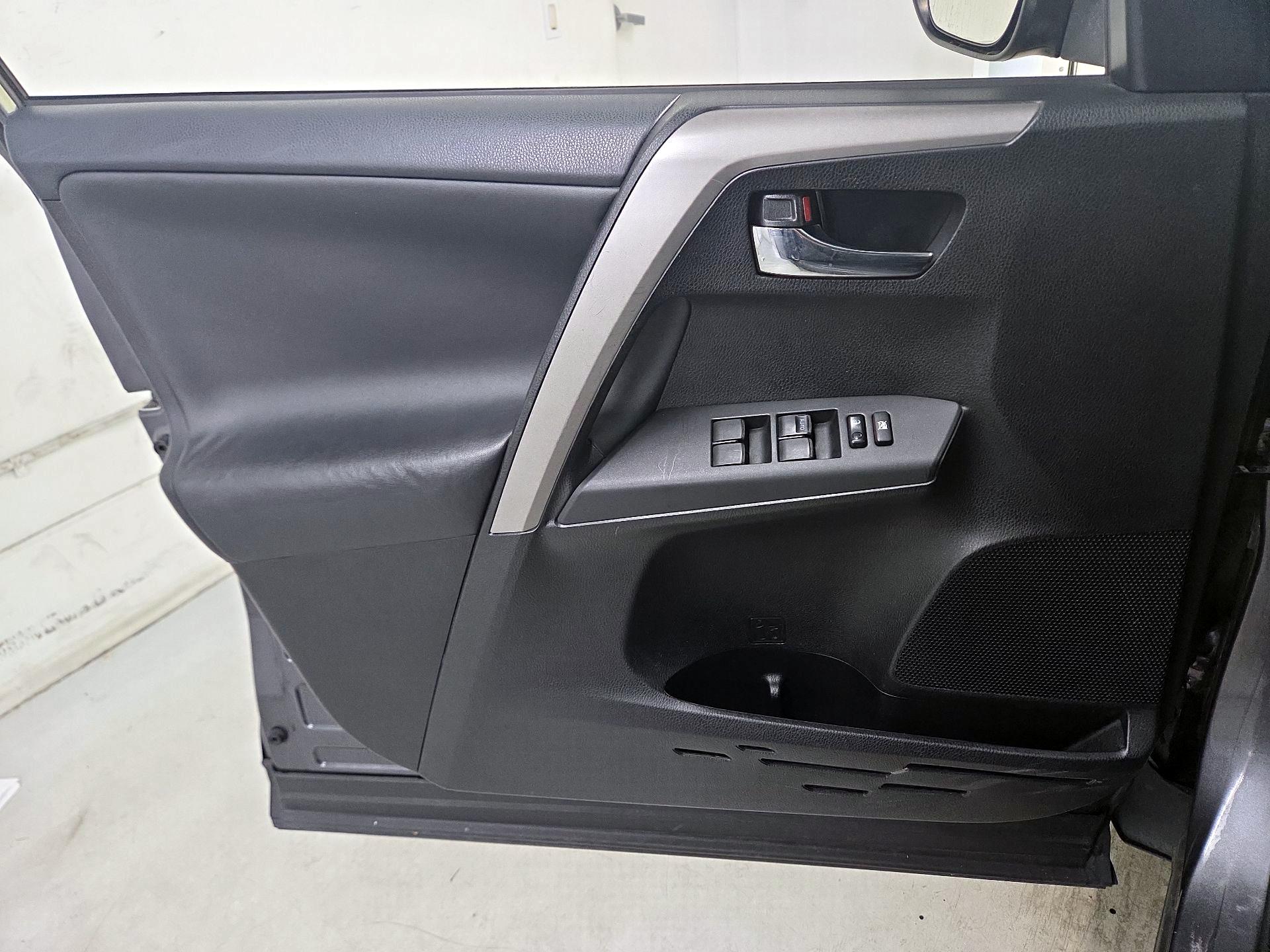 Thumbnail: 2016 Toyota RAV4 - 10