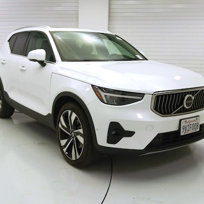 2025 Volvo XC40 B5 Plus Bright Theme