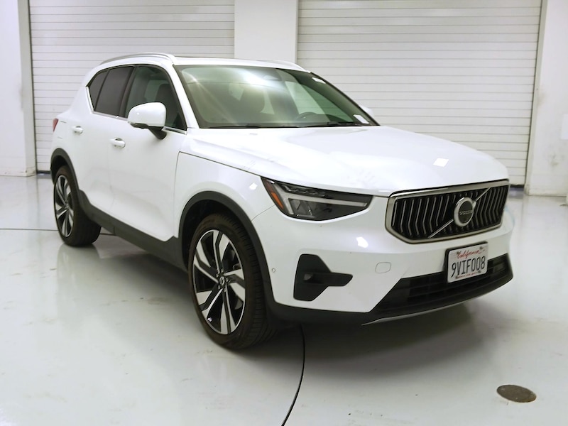 2025 Volvo XC40 B5 Plus Bright Theme
