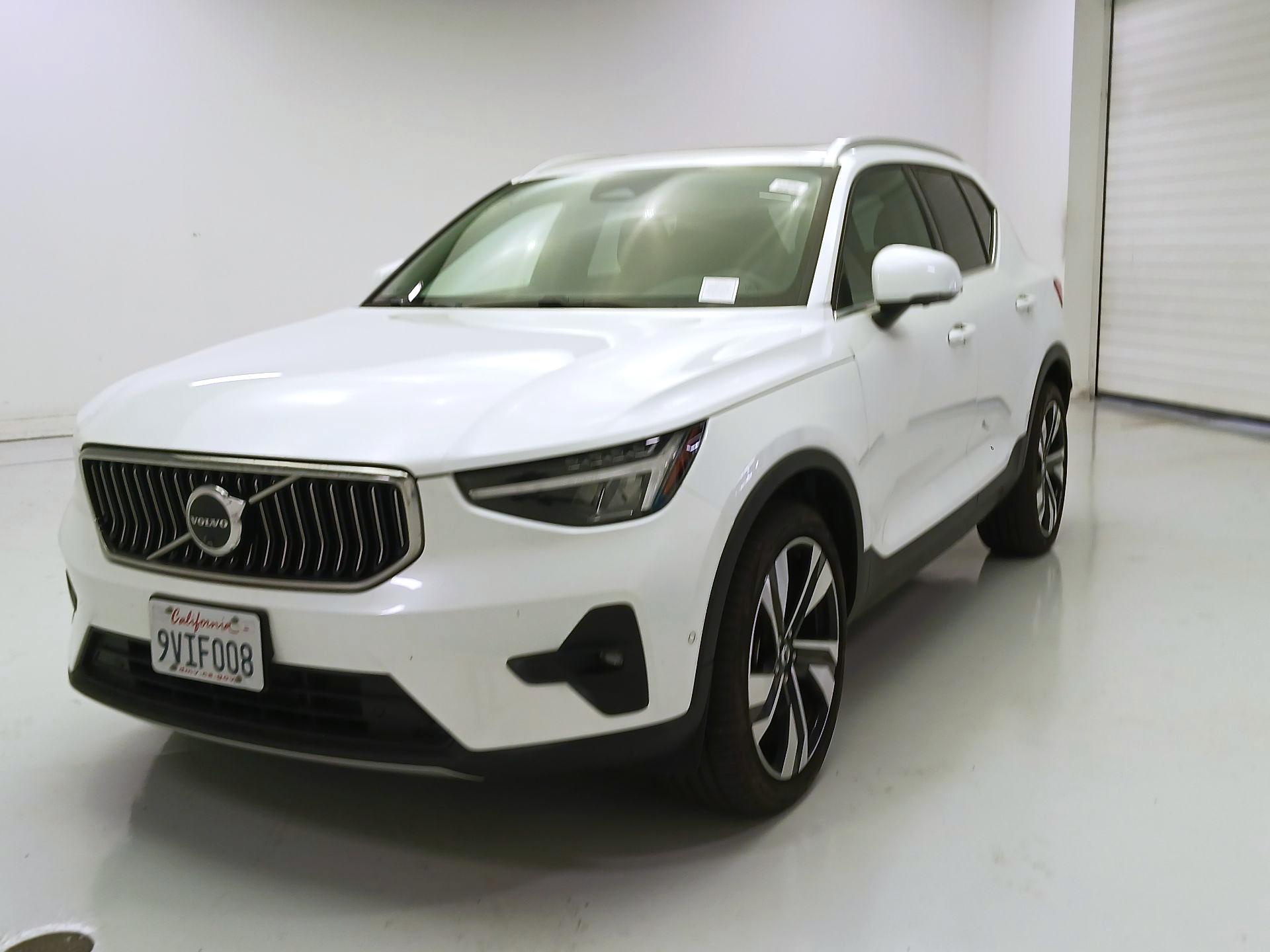 Thumbnail: 2025 Volvo XC40 - 3