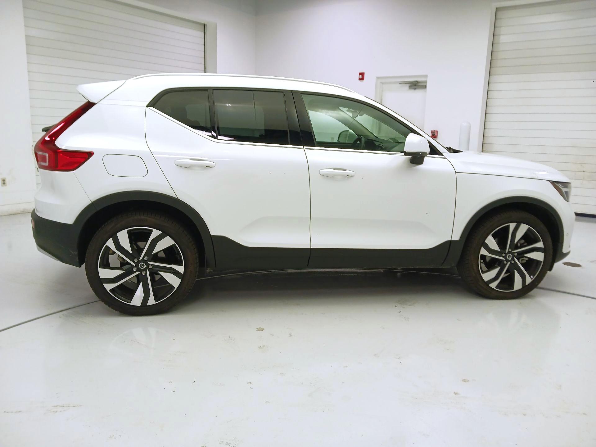 Thumbnail: 2025 Volvo XC40 - 4