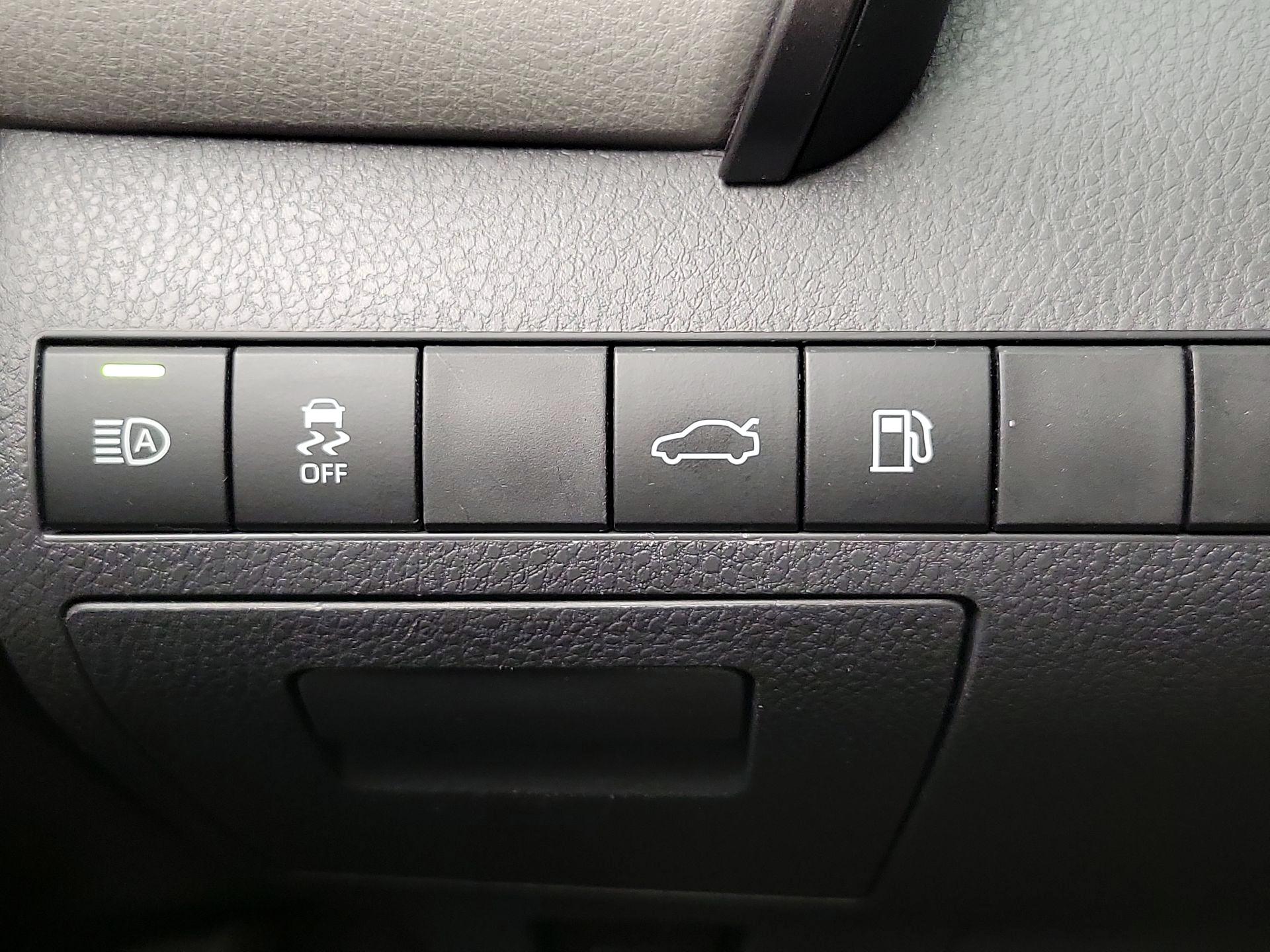 Thumbnail: 2018 Toyota Camry - 13