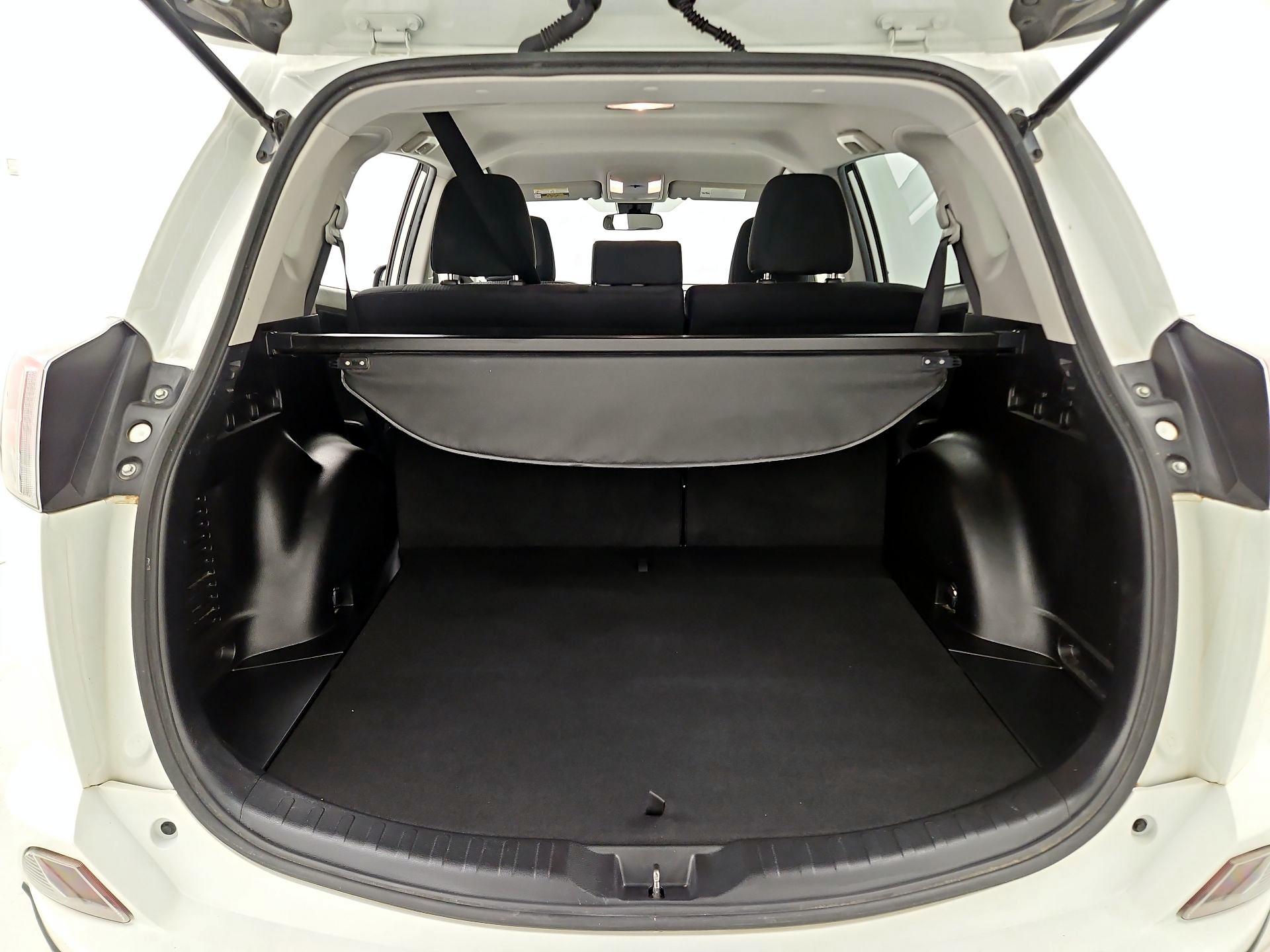 Thumbnail: 2018 Toyota RAV4 - 16