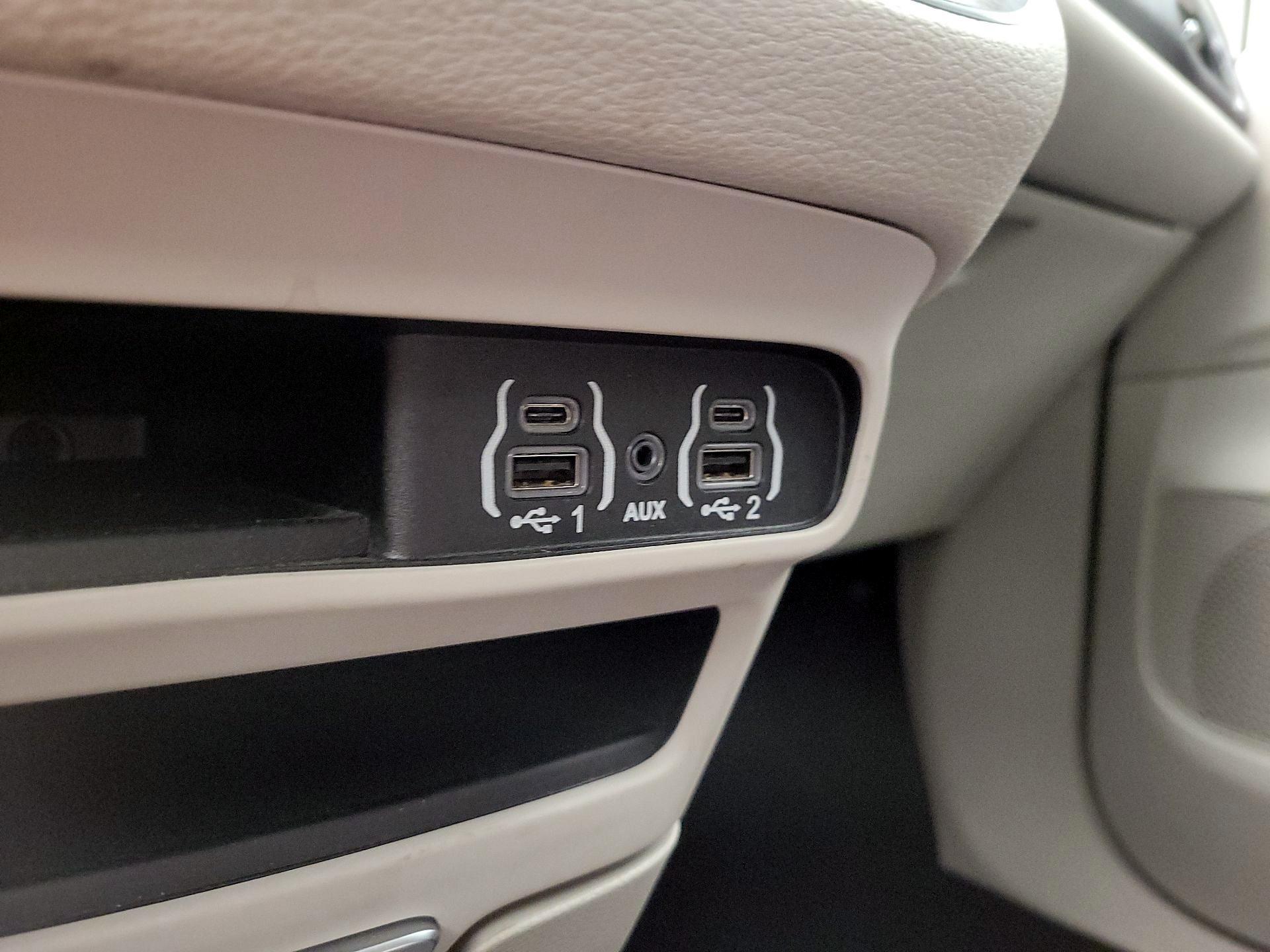 Thumbnail: 2023 Chrysler Pacifica - 18