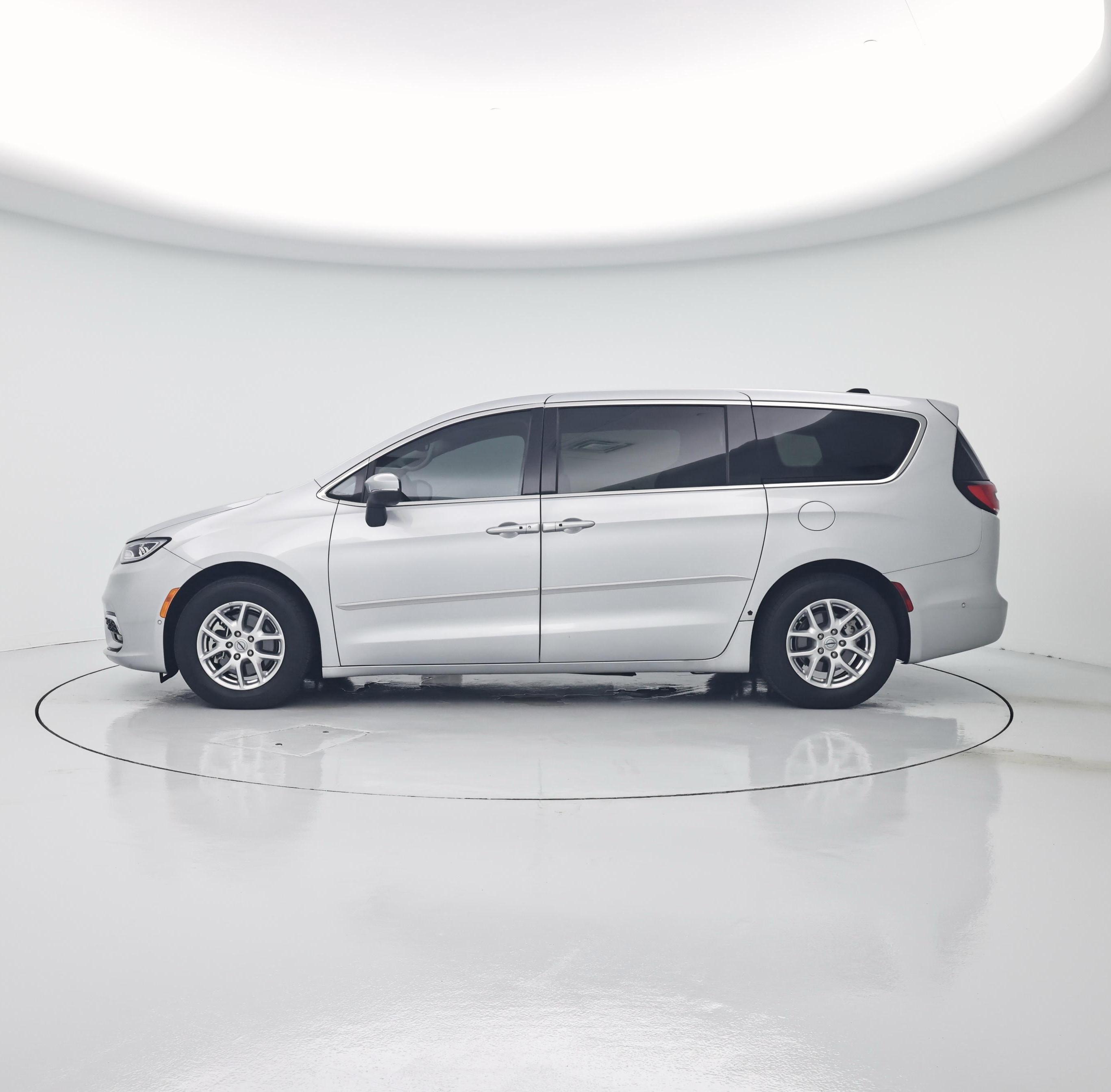 Thumbnail: 2023 Chrysler Pacifica - 3
