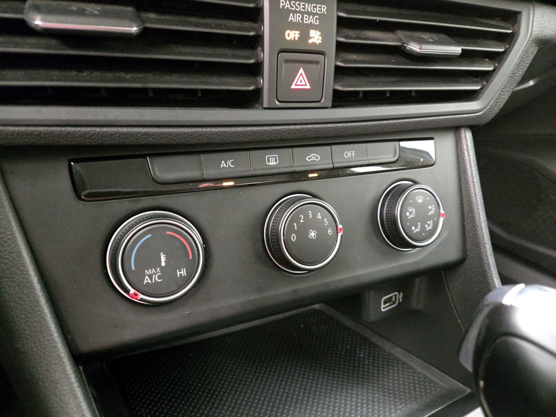 Thumbnail: 2019 Volkswagen Jetta - 16