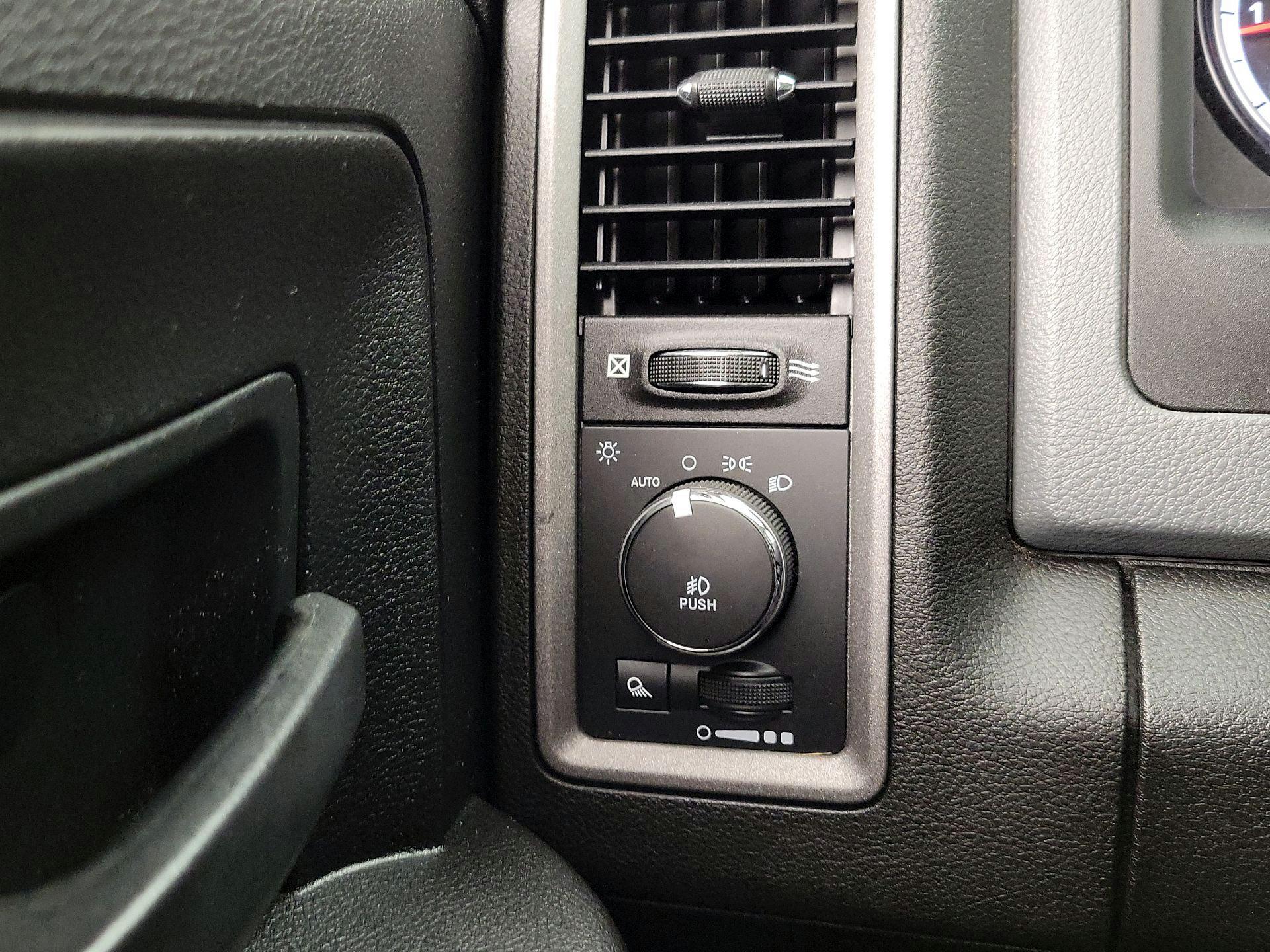 Thumbnail: 2019 RAM 1500 Classic - 13