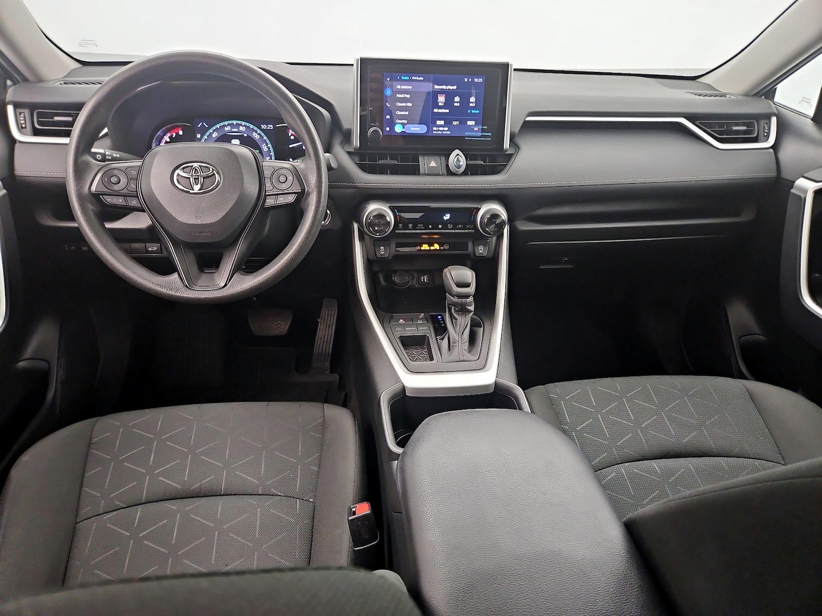 2024 Toyota RAV4 XLE - Photo 10