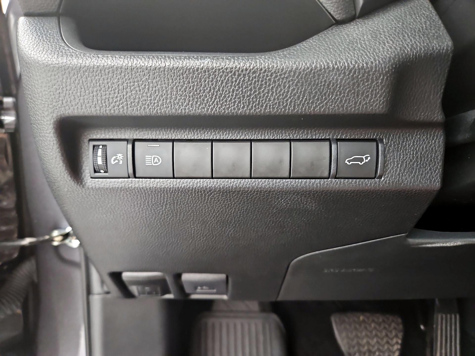 2024 Toyota RAV4 XLE - Photo 14