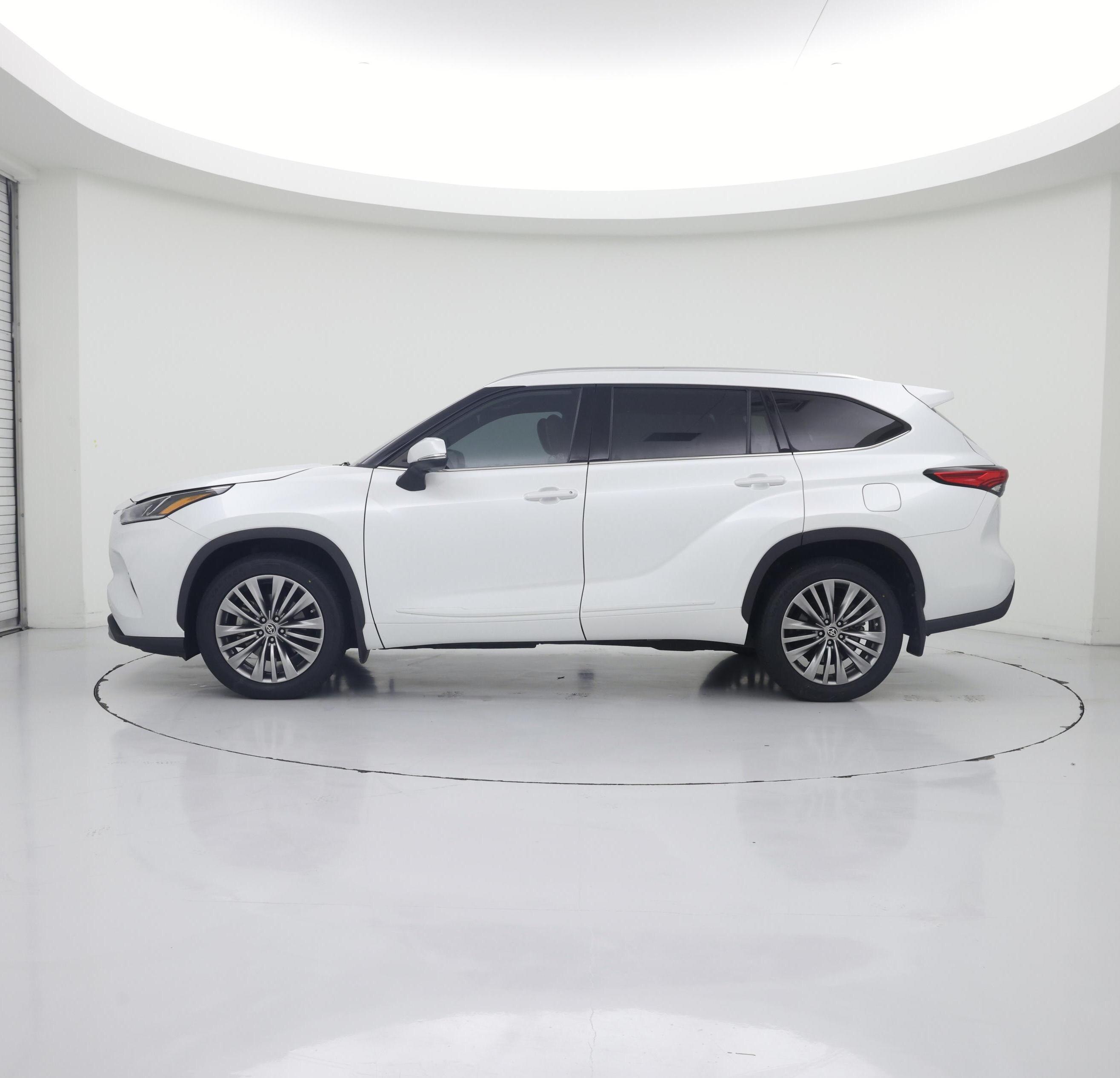 Thumbnail: 2022 Toyota Highlander - 3