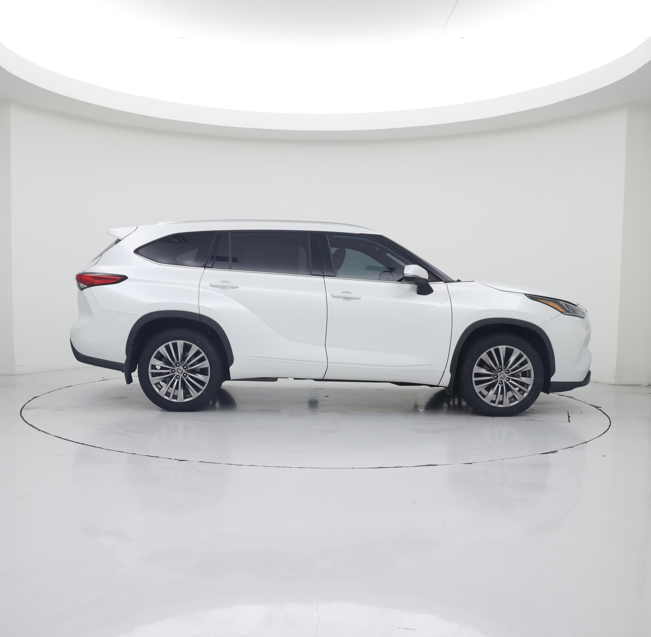 Thumbnail: 2022 Toyota Highlander - 7