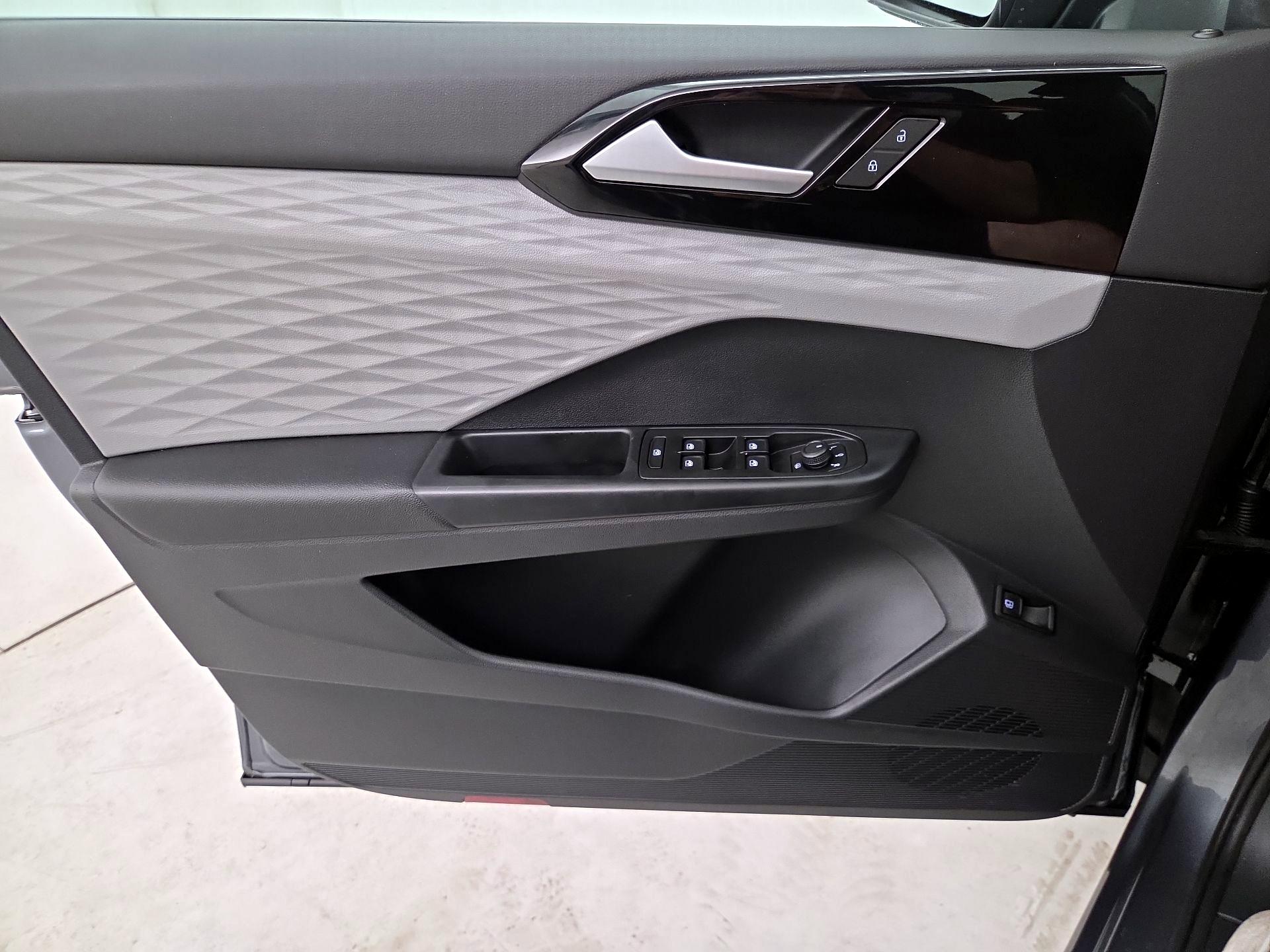 Thumbnail: 2022 Volkswagen Taos - 12