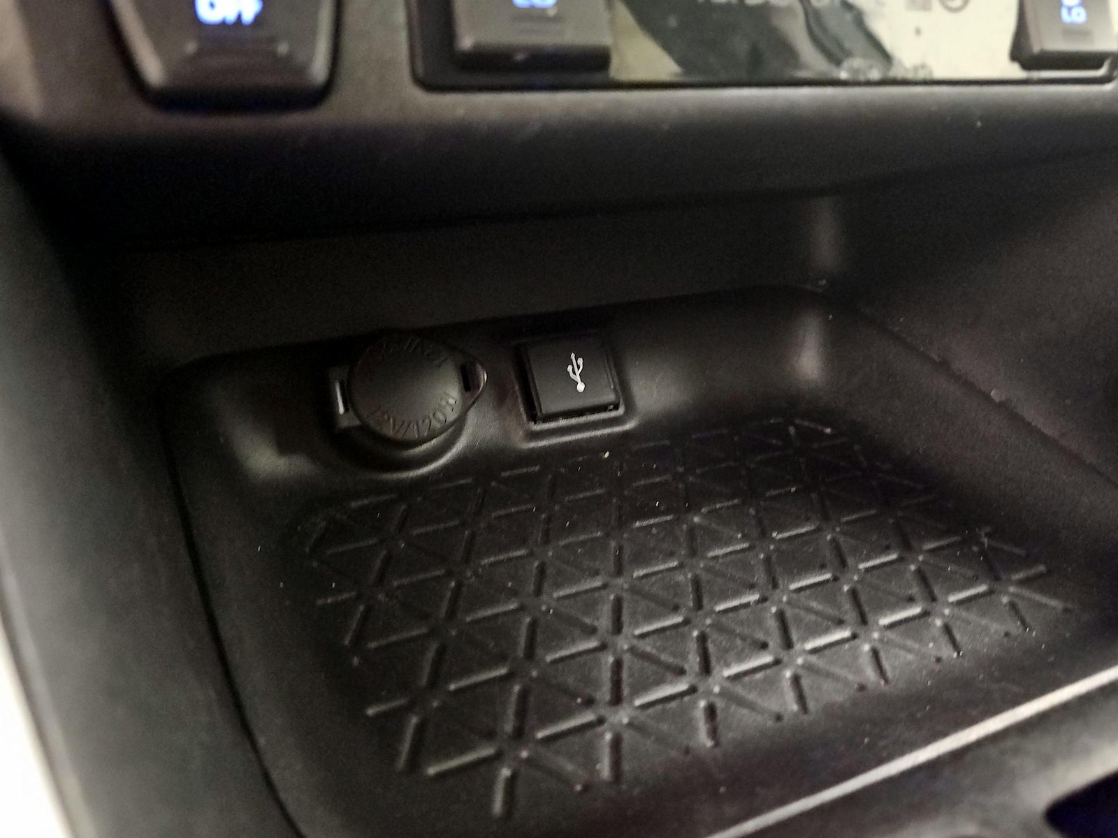 2022 Toyota RAV4 XLE - Photo 19