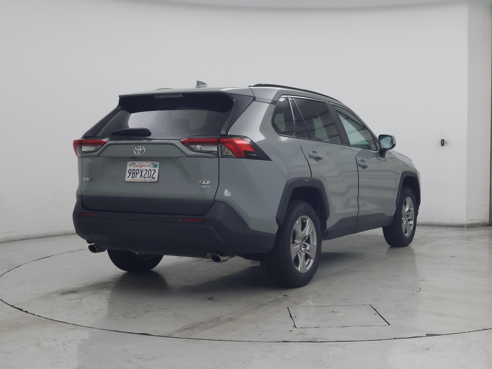 2022 Toyota RAV4 XLE - Photo 9